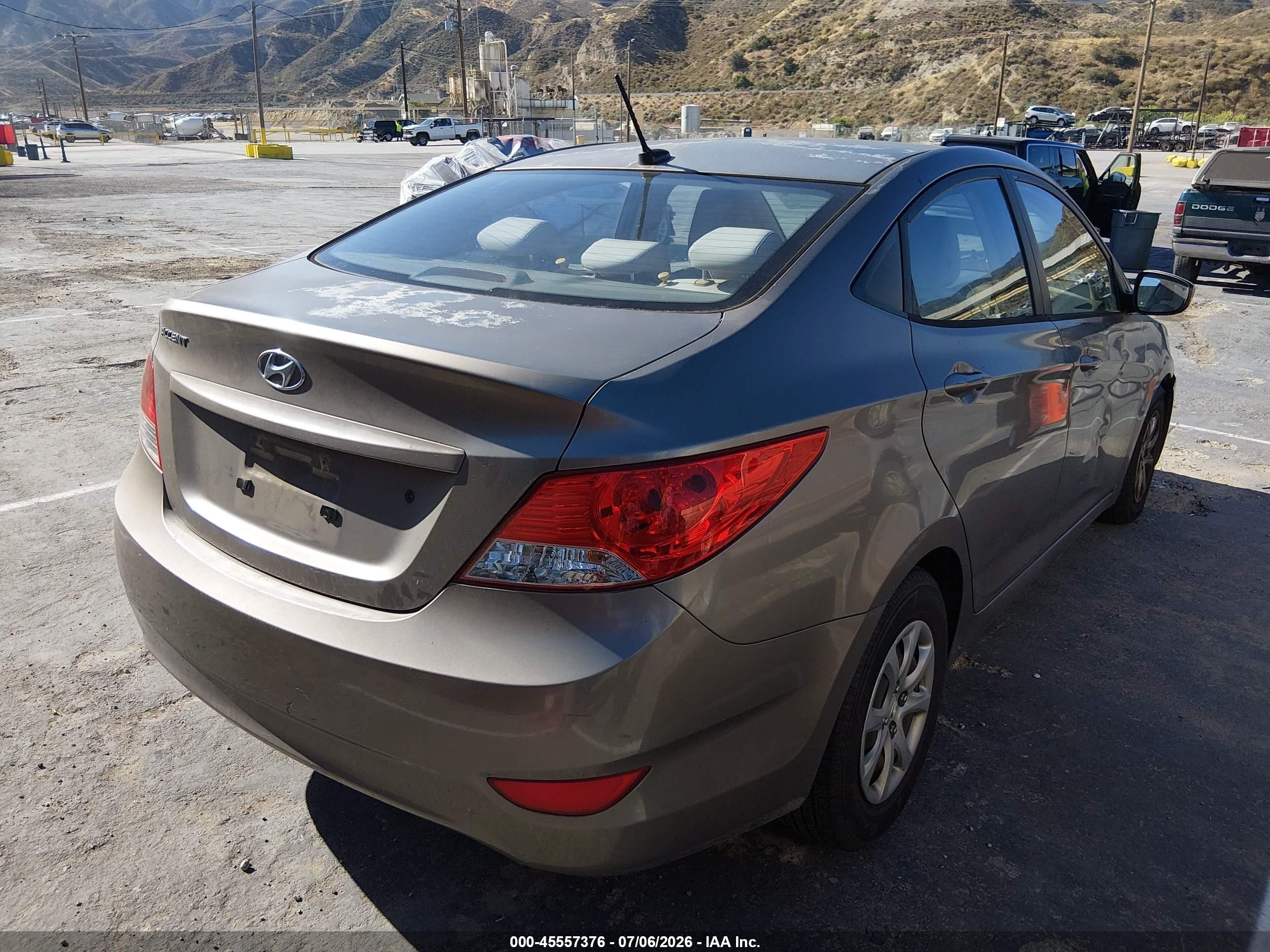 2013 Hyundai Accent Gls Beige vin: KMHCT4AE7DU521068