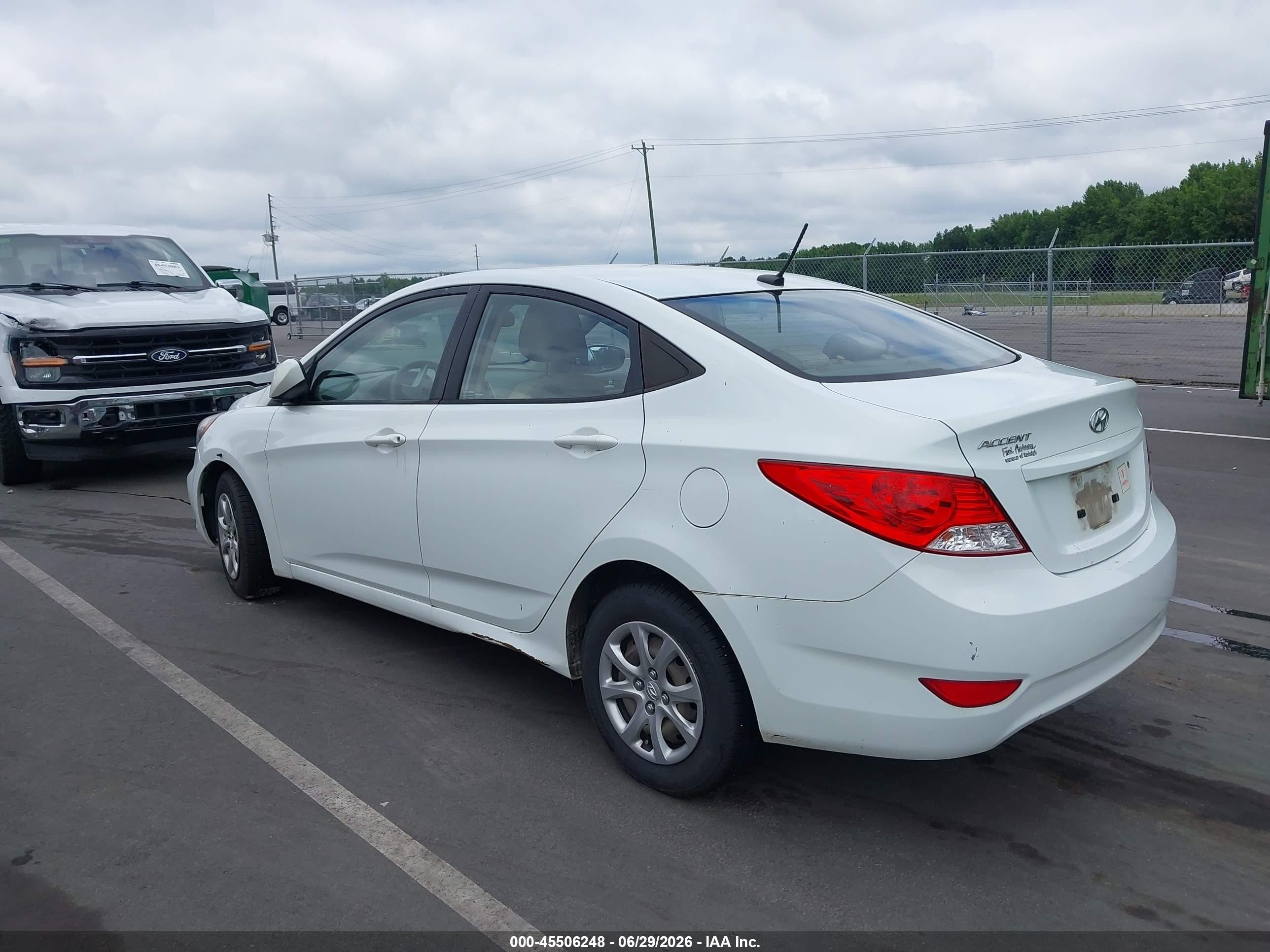 2013 Hyundai Accent Gls White vin: KMHCT4AE7DU564342
