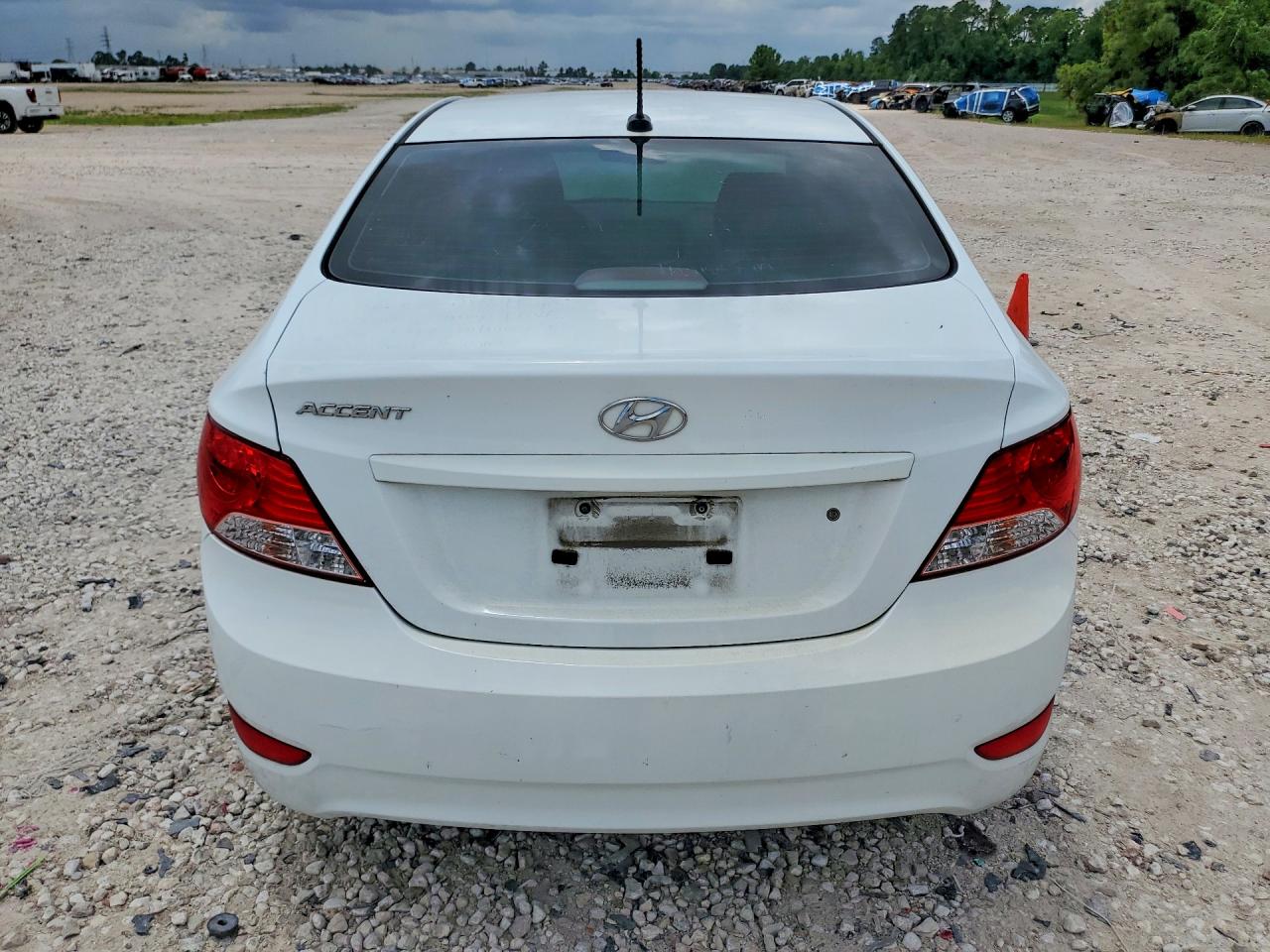 2012 Hyundai Accent Gls White vin: KMHCT4AE8CU241352