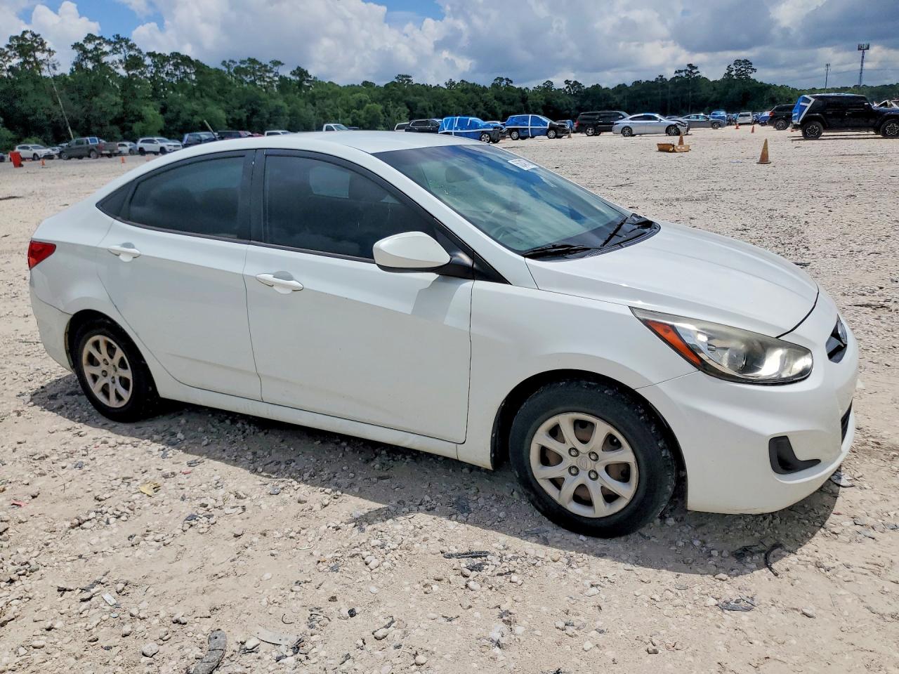 2012 Hyundai Accent Gls White vin: KMHCT4AE8CU241352