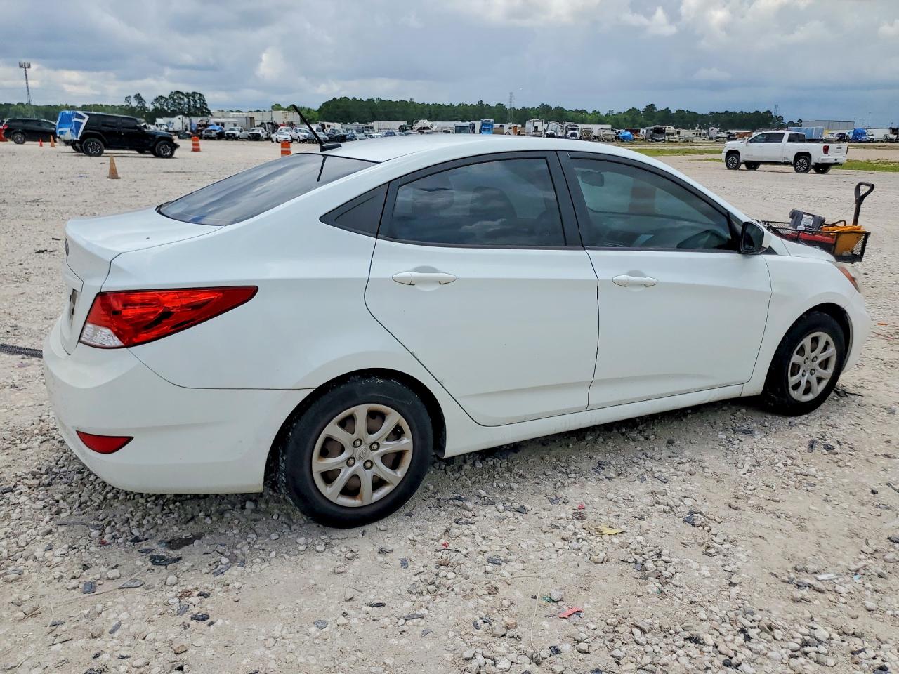2012 Hyundai Accent Gls White vin: KMHCT4AE8CU241352