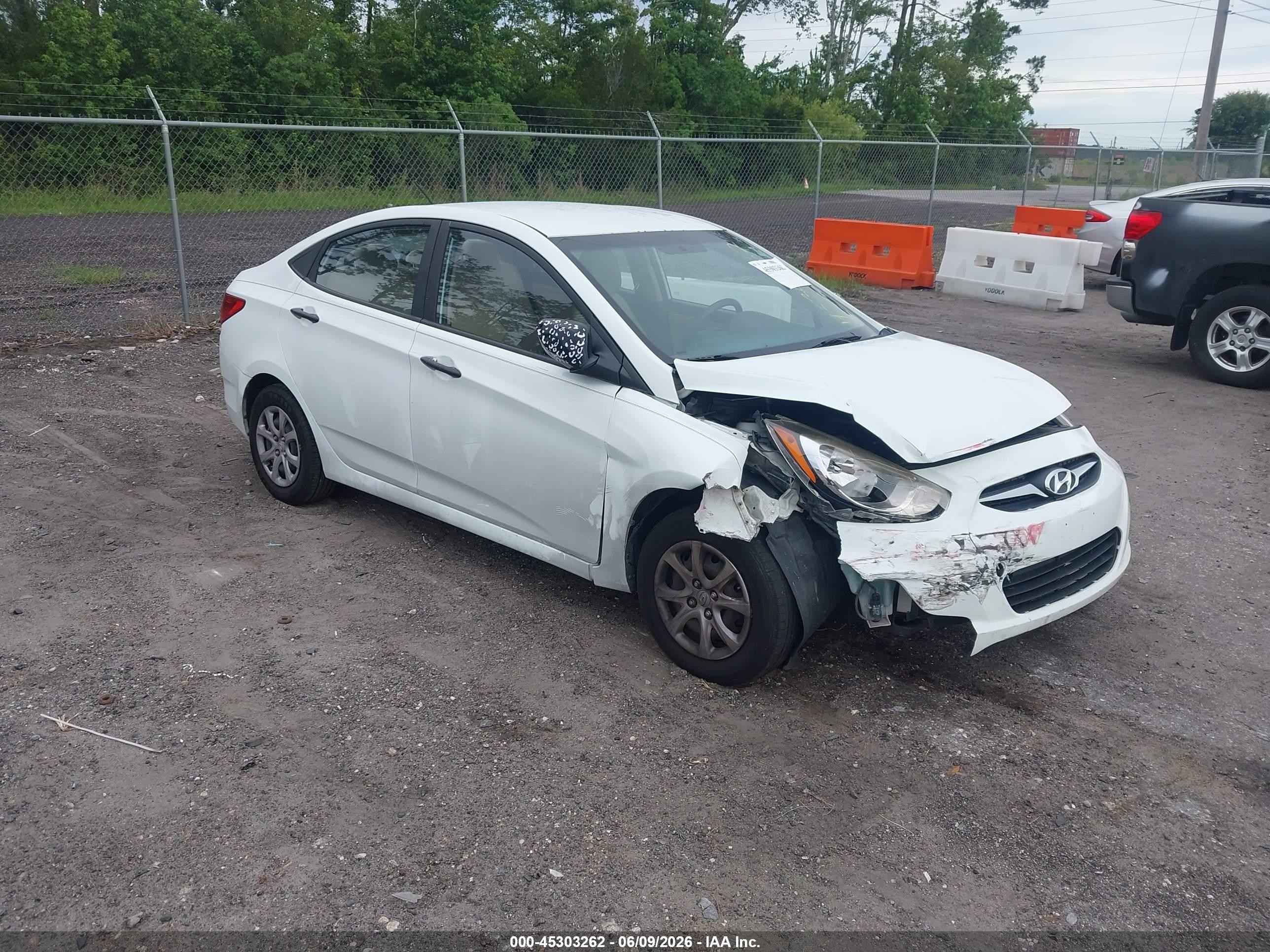 2013 Hyundai Accent Gls White vin: KMHCT4AE8DU421531