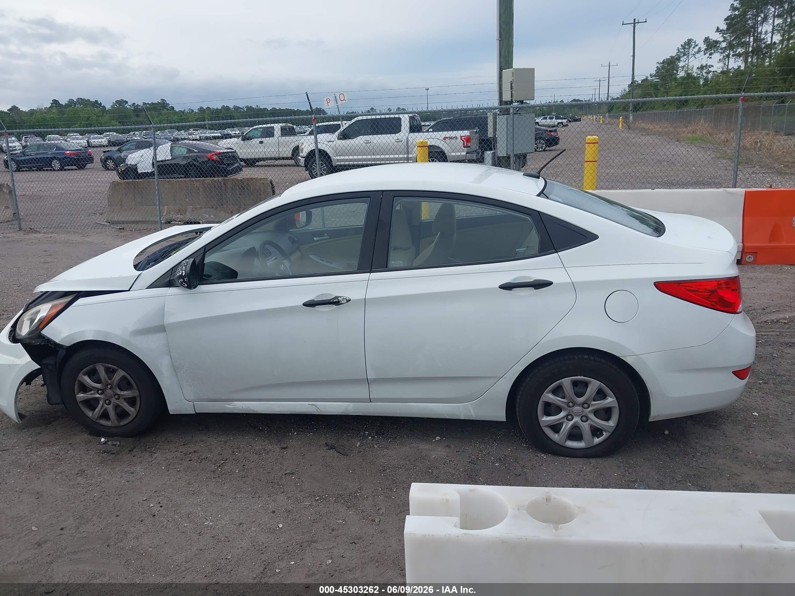 2013 Hyundai Accent Gls White vin: KMHCT4AE8DU421531