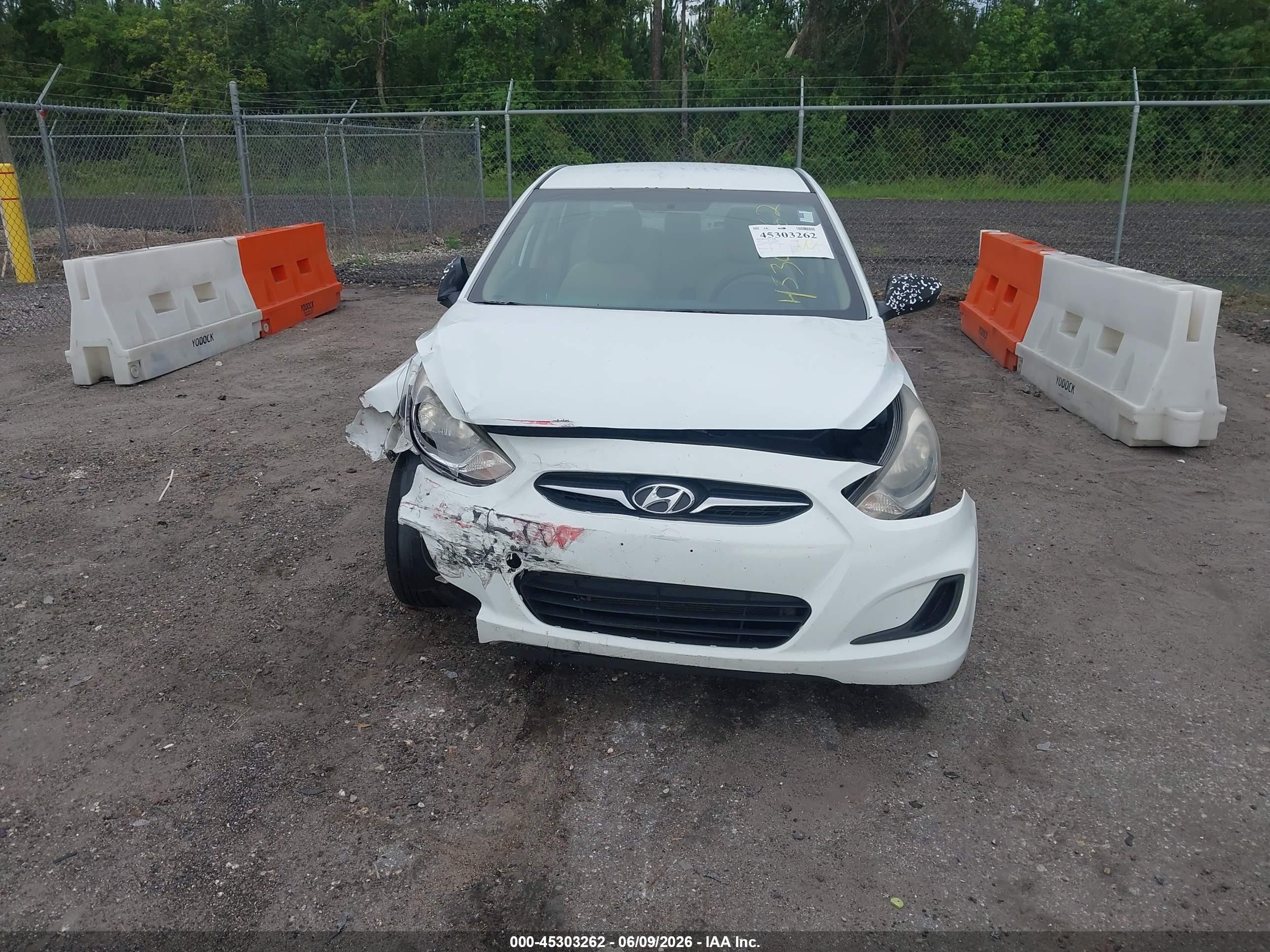 2013 Hyundai Accent Gls White vin: KMHCT4AE8DU421531
