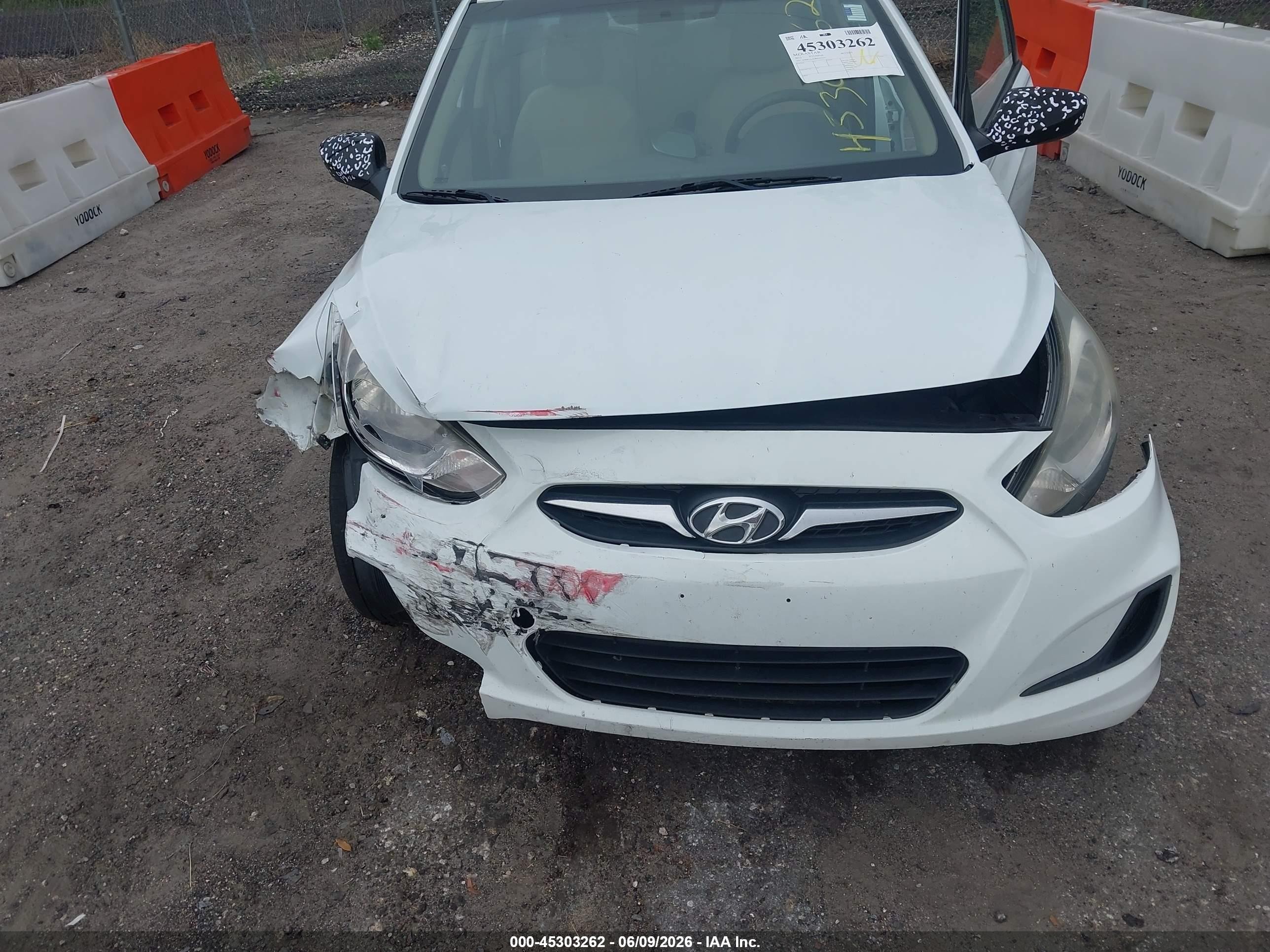 2013 Hyundai Accent Gls White vin: KMHCT4AE8DU421531