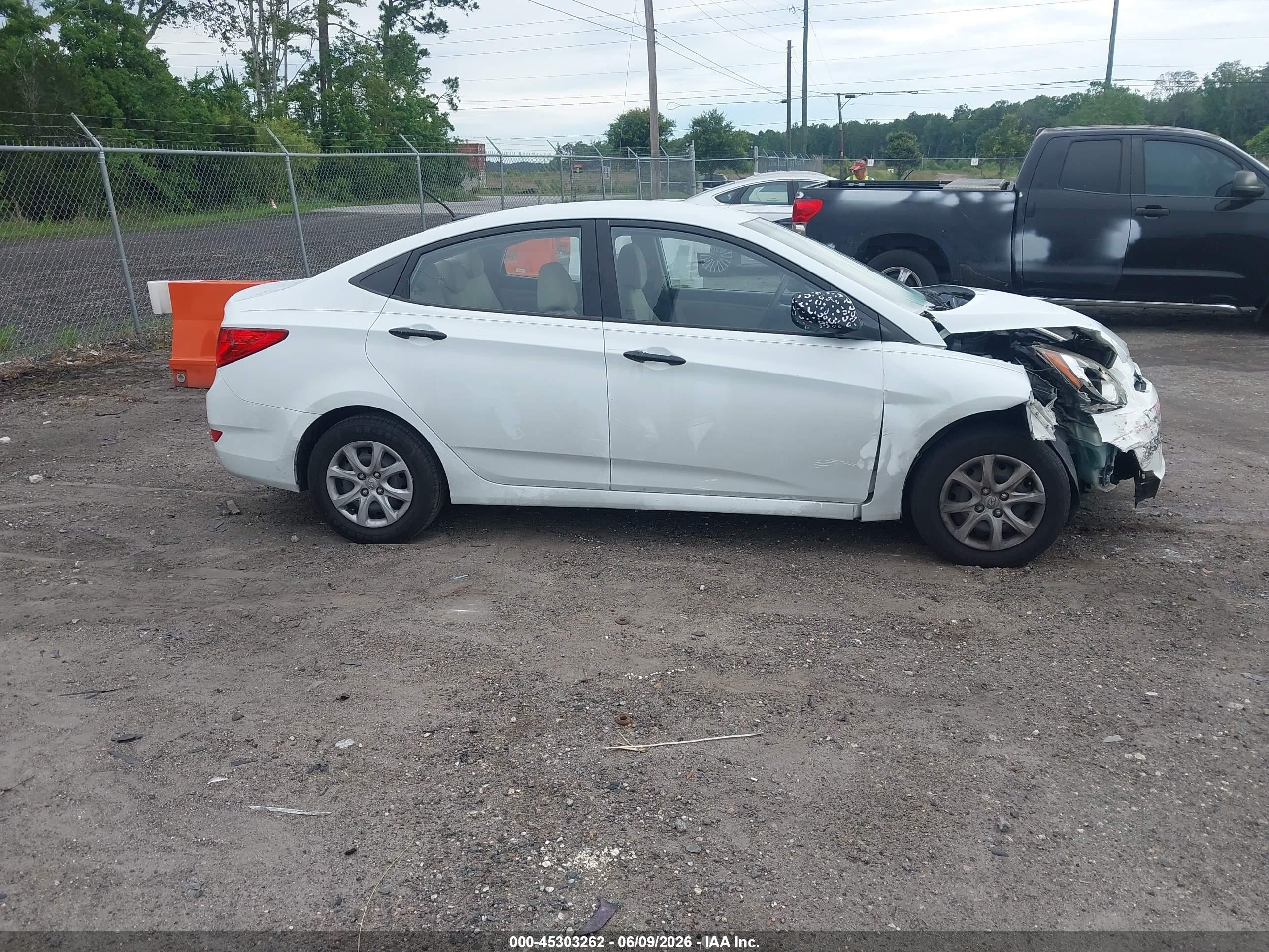 2013 Hyundai Accent Gls White vin: KMHCT4AE8DU421531