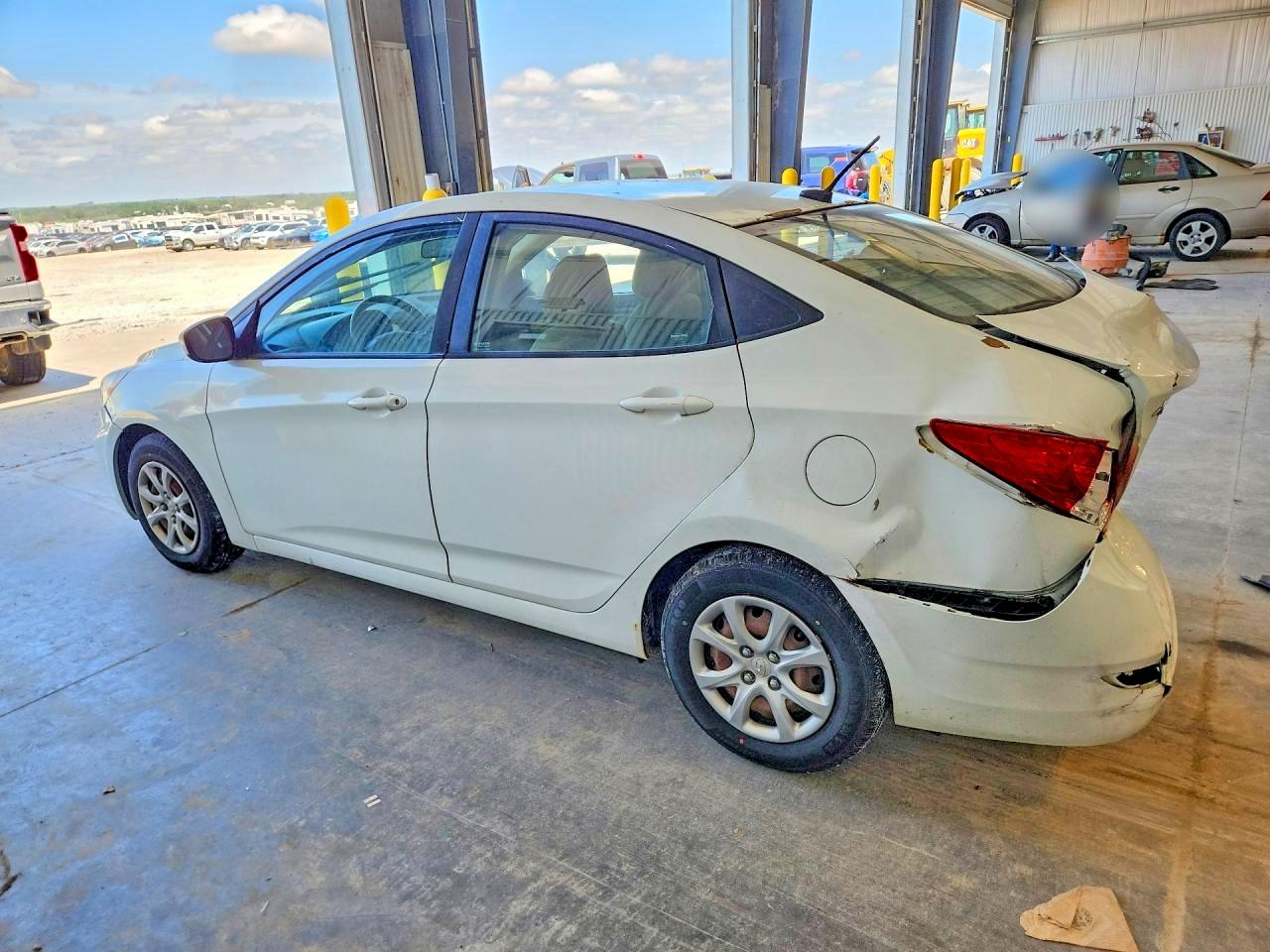 2013 Hyundai Accent Gls White vin: KMHCT4AE8DU496083