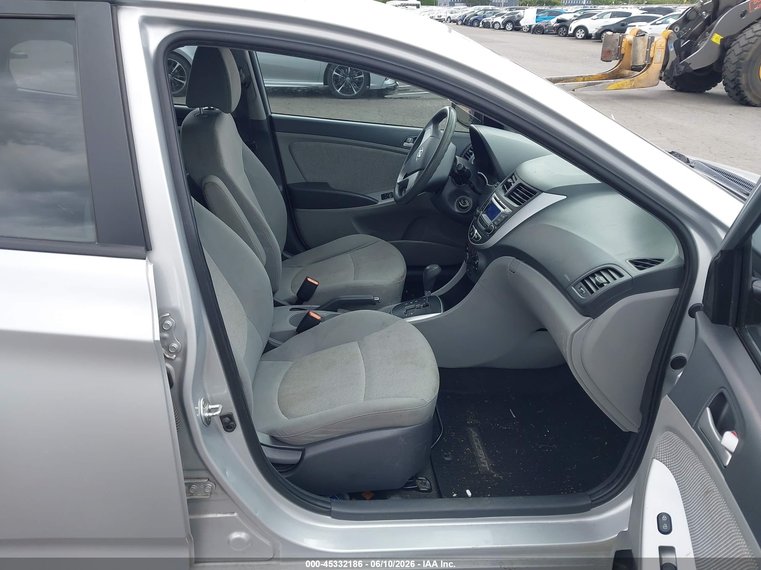 2014 Hyundai Accent Gls Silver vin: KMHCT4AE8EU729395