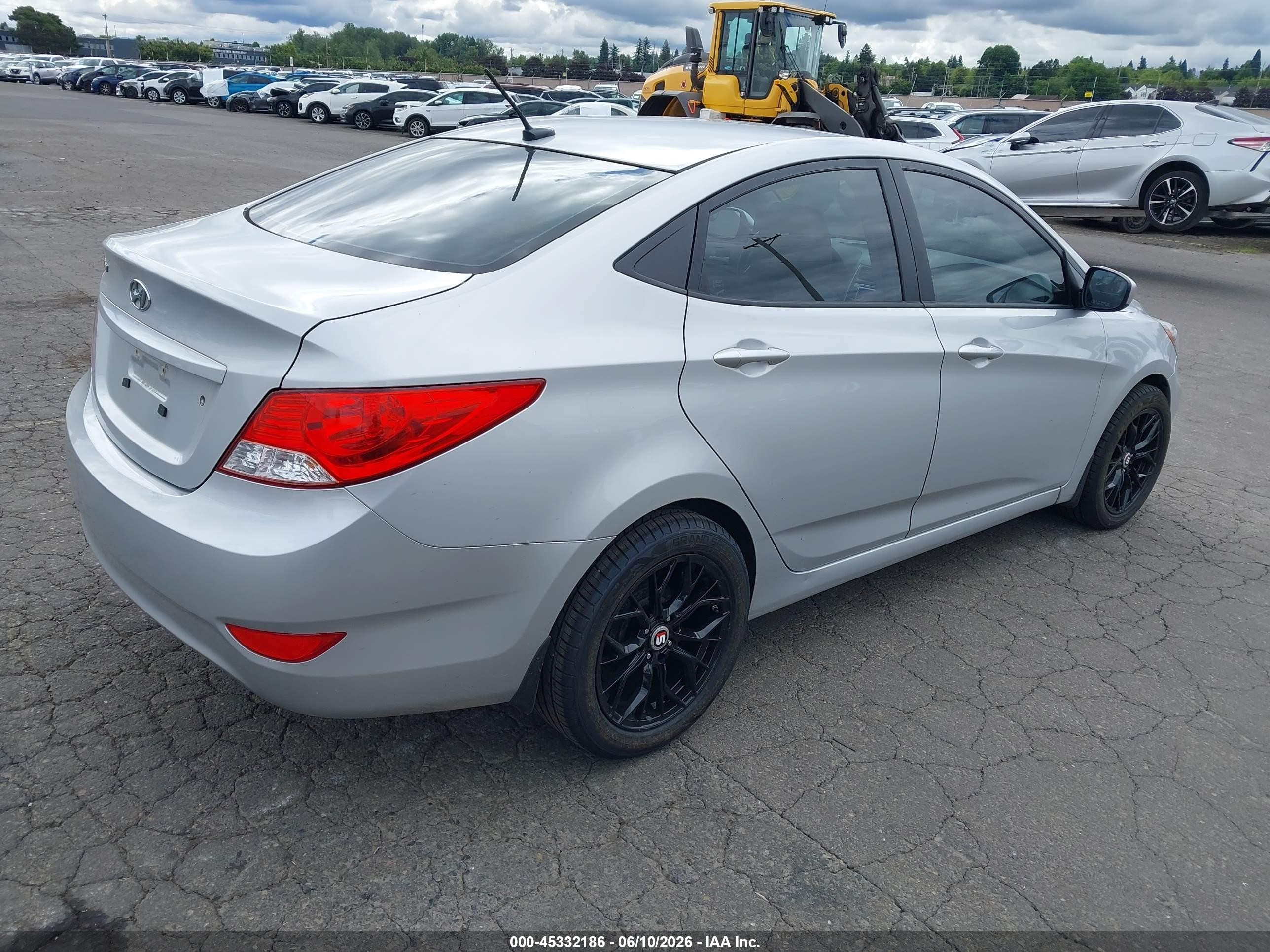 2014 Hyundai Accent Gls Silver vin: KMHCT4AE8EU729395
