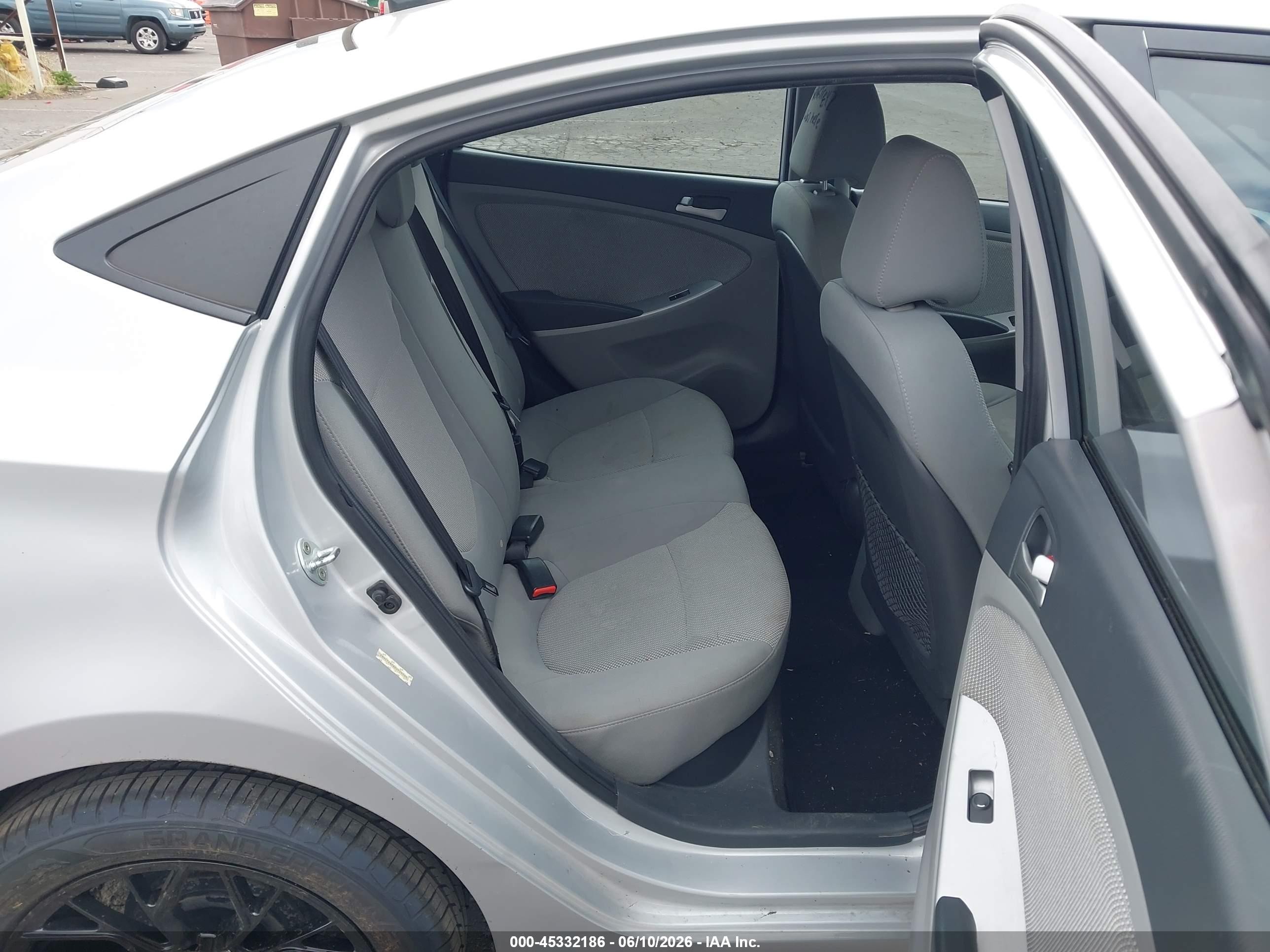 2014 Hyundai Accent Gls Silver vin: KMHCT4AE8EU729395