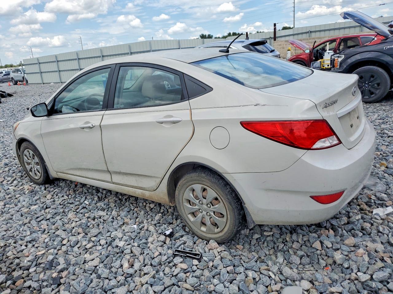 2015 Hyundai Accent Gls Tan vin: KMHCT4AE8FU921837