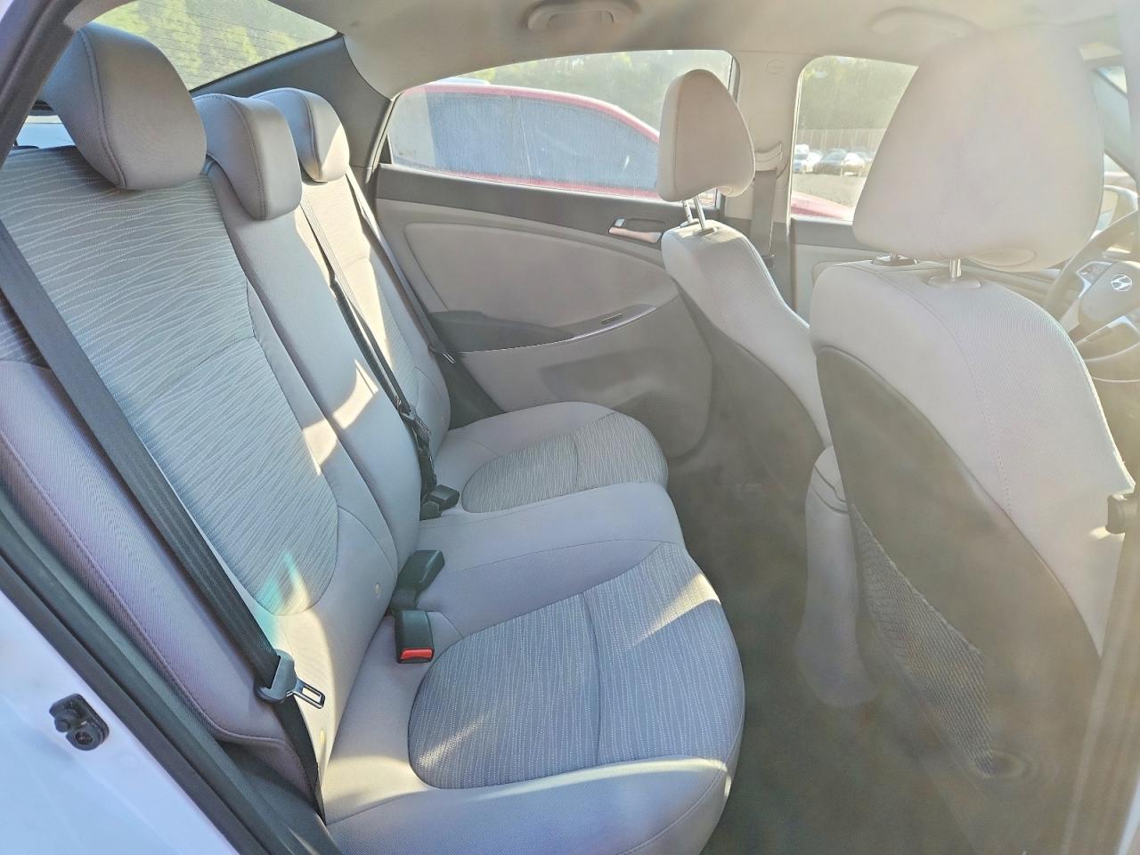 2016 Hyundai Accent Se White vin: KMHCT4AE8GU971221