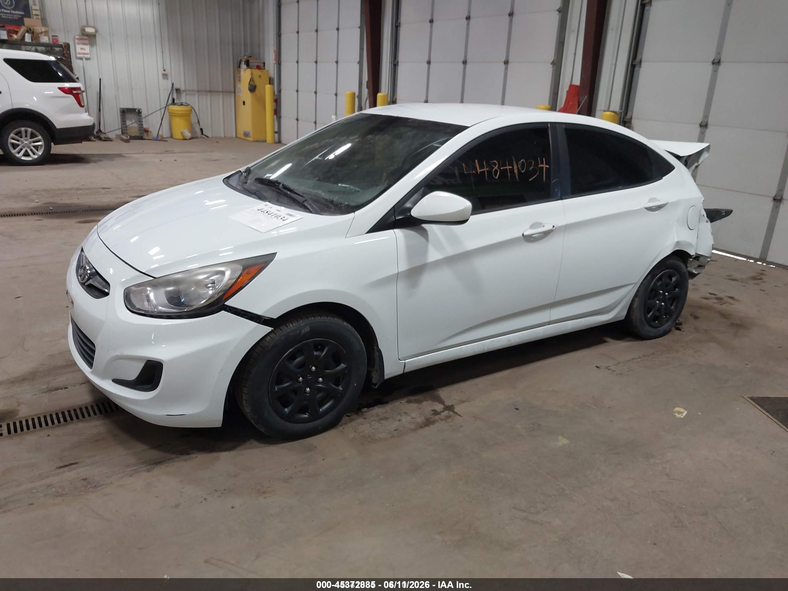 2012 Hyundai Accent Gls White vin: KMHCT4AE9CU209302