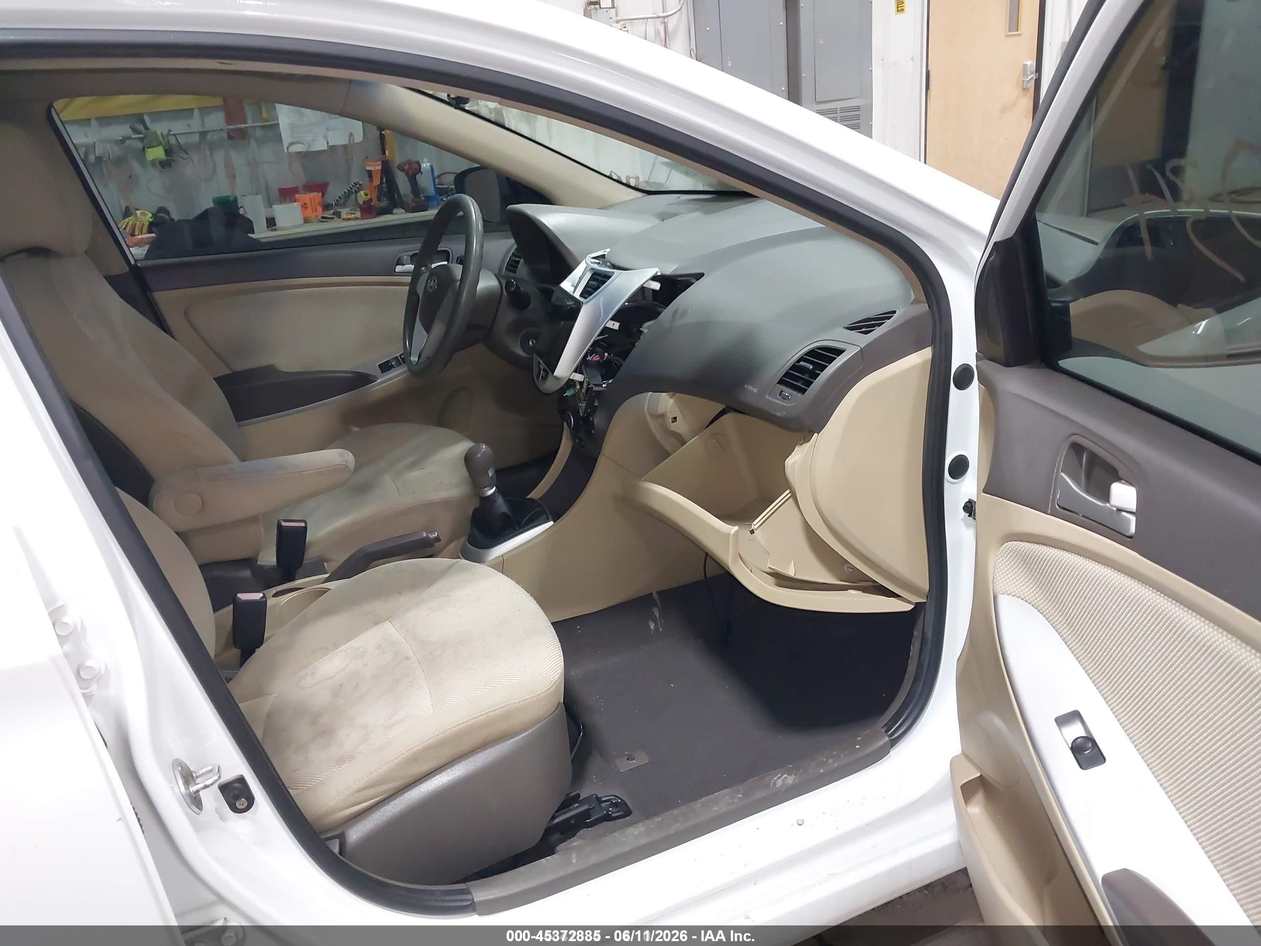 2012 Hyundai Accent Gls White vin: KMHCT4AE9CU209302
