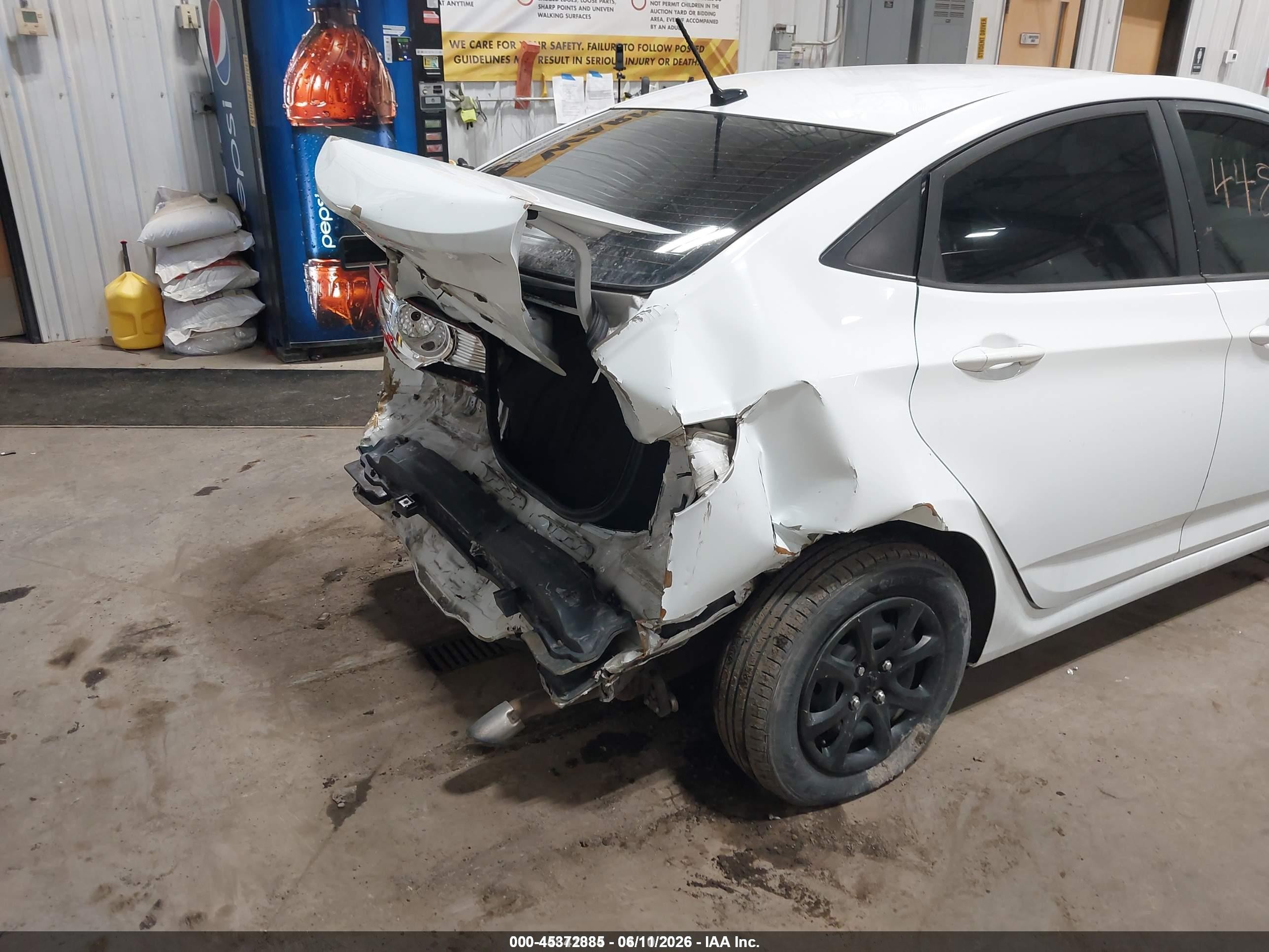 2012 Hyundai Accent Gls White vin: KMHCT4AE9CU209302