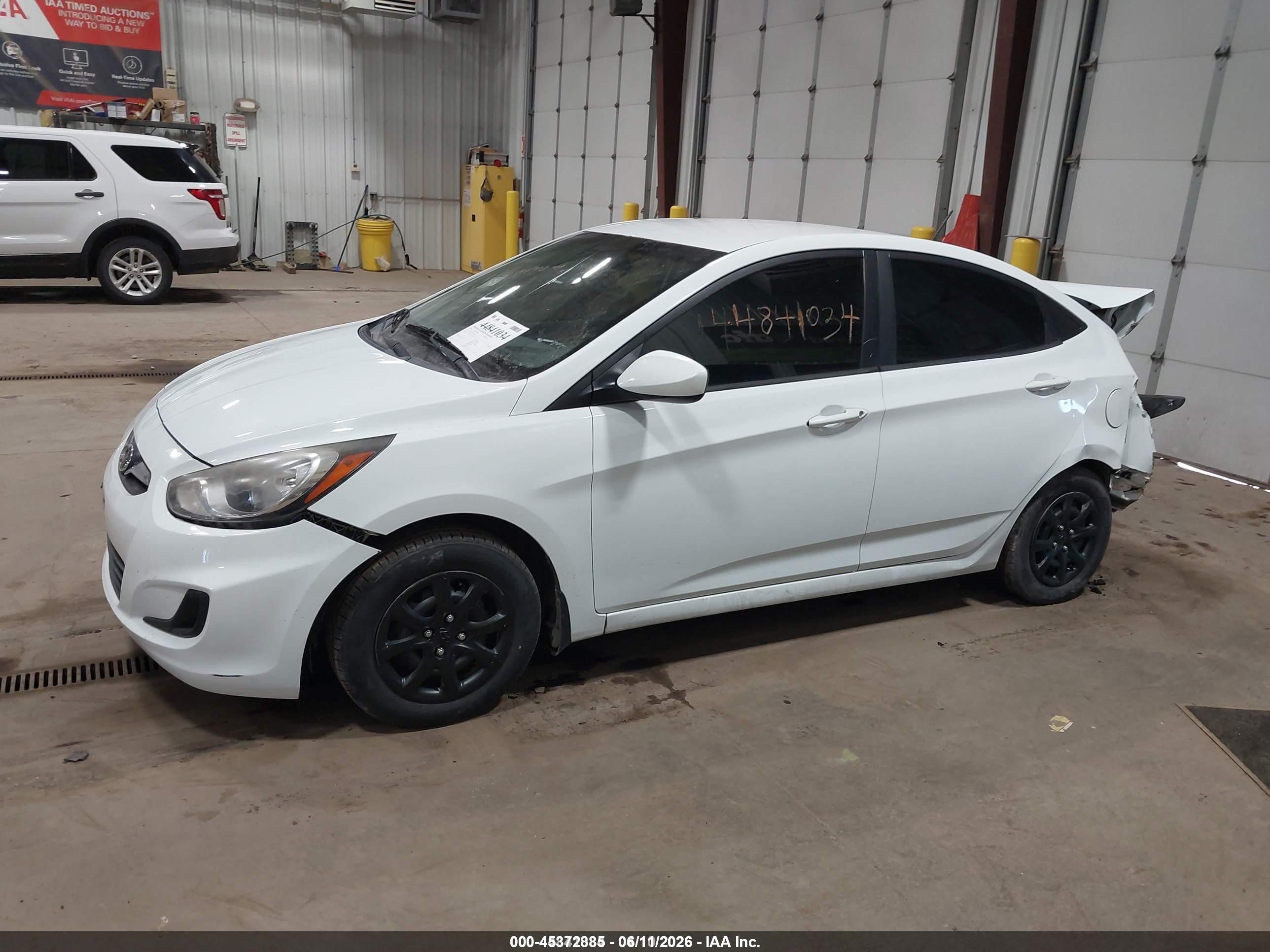 2012 Hyundai Accent Gls White vin: KMHCT4AE9CU209302