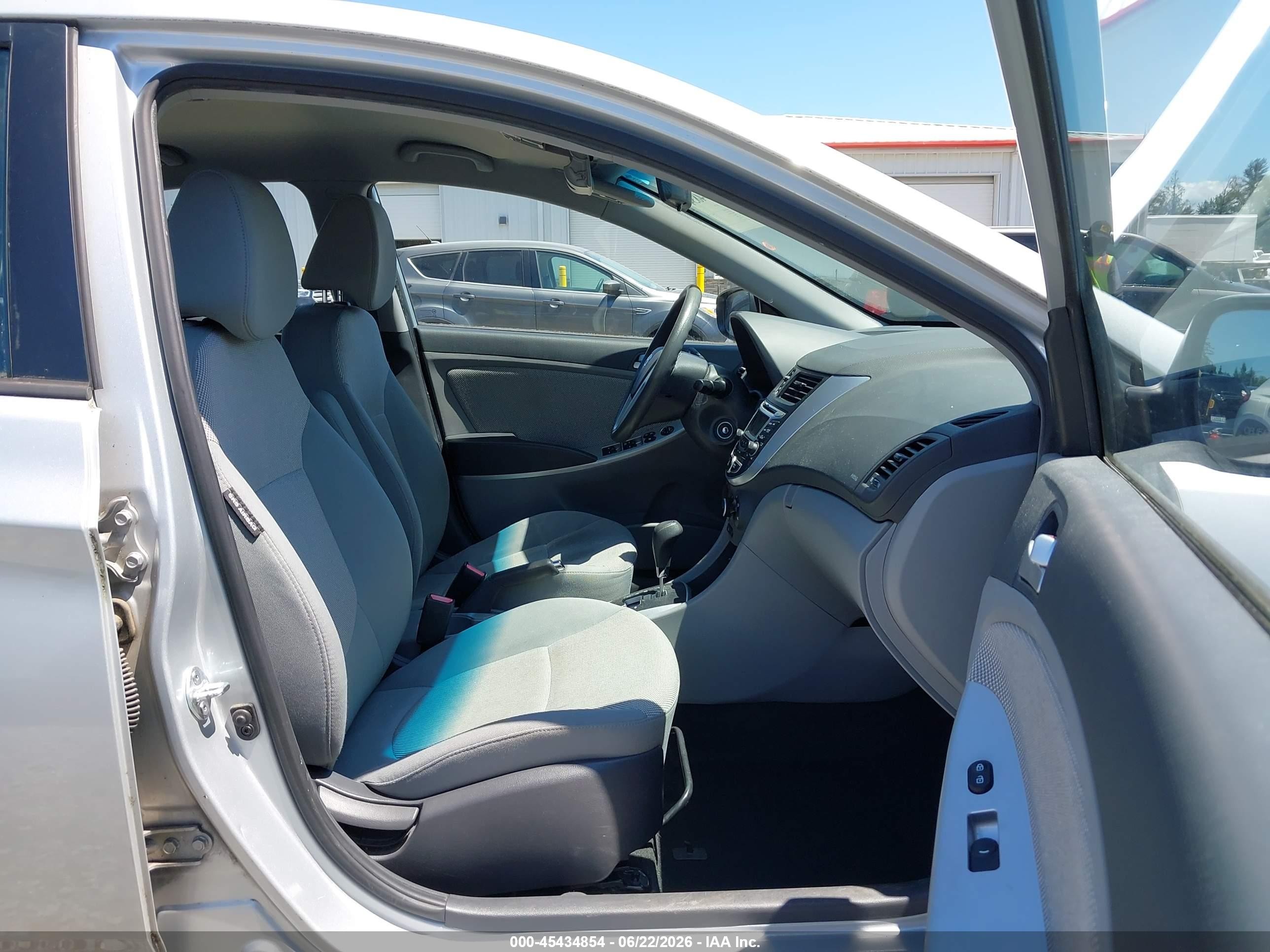 2013 Hyundai Accent Gls Silver vin: KMHCT4AE9DU305996