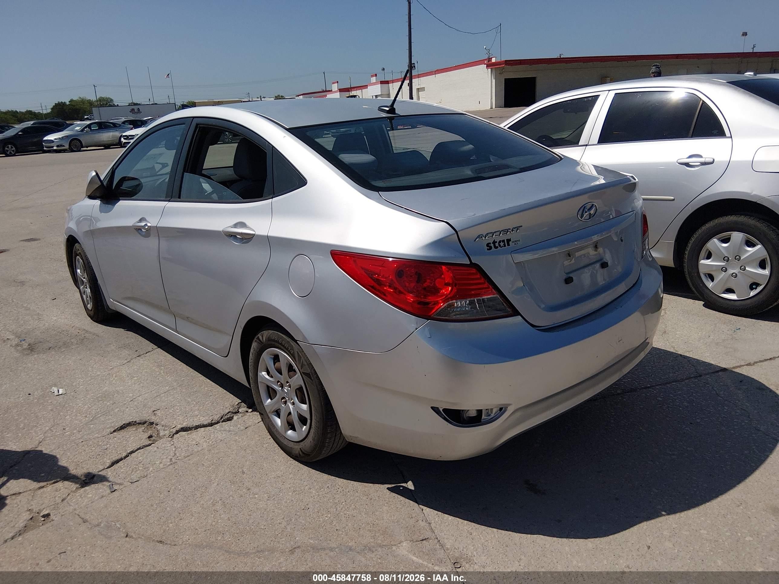 2013 Hyundai Accent Gls Серебряный vin: KMHCT4AE9DU316982
