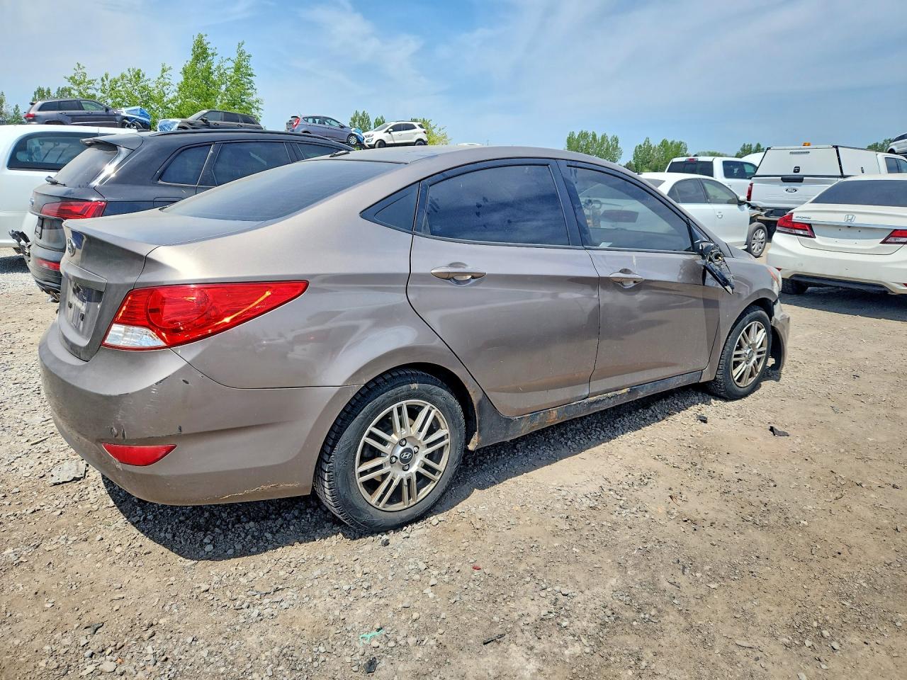 2013 Hyundai Accent Gl Gold vin: KMHCT4AE9DU510394