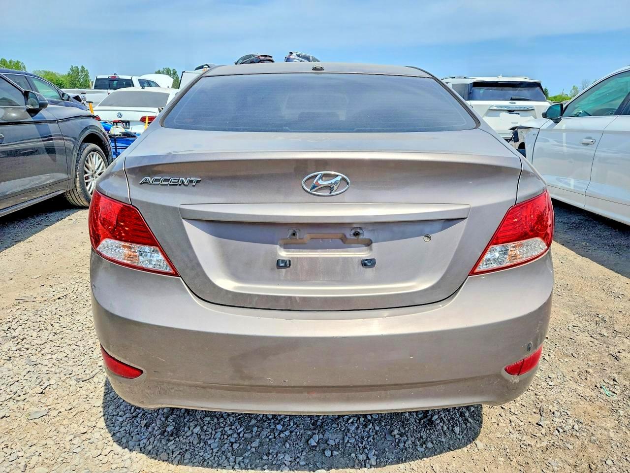 2013 Hyundai Accent Gl Gold vin: KMHCT4AE9DU510394