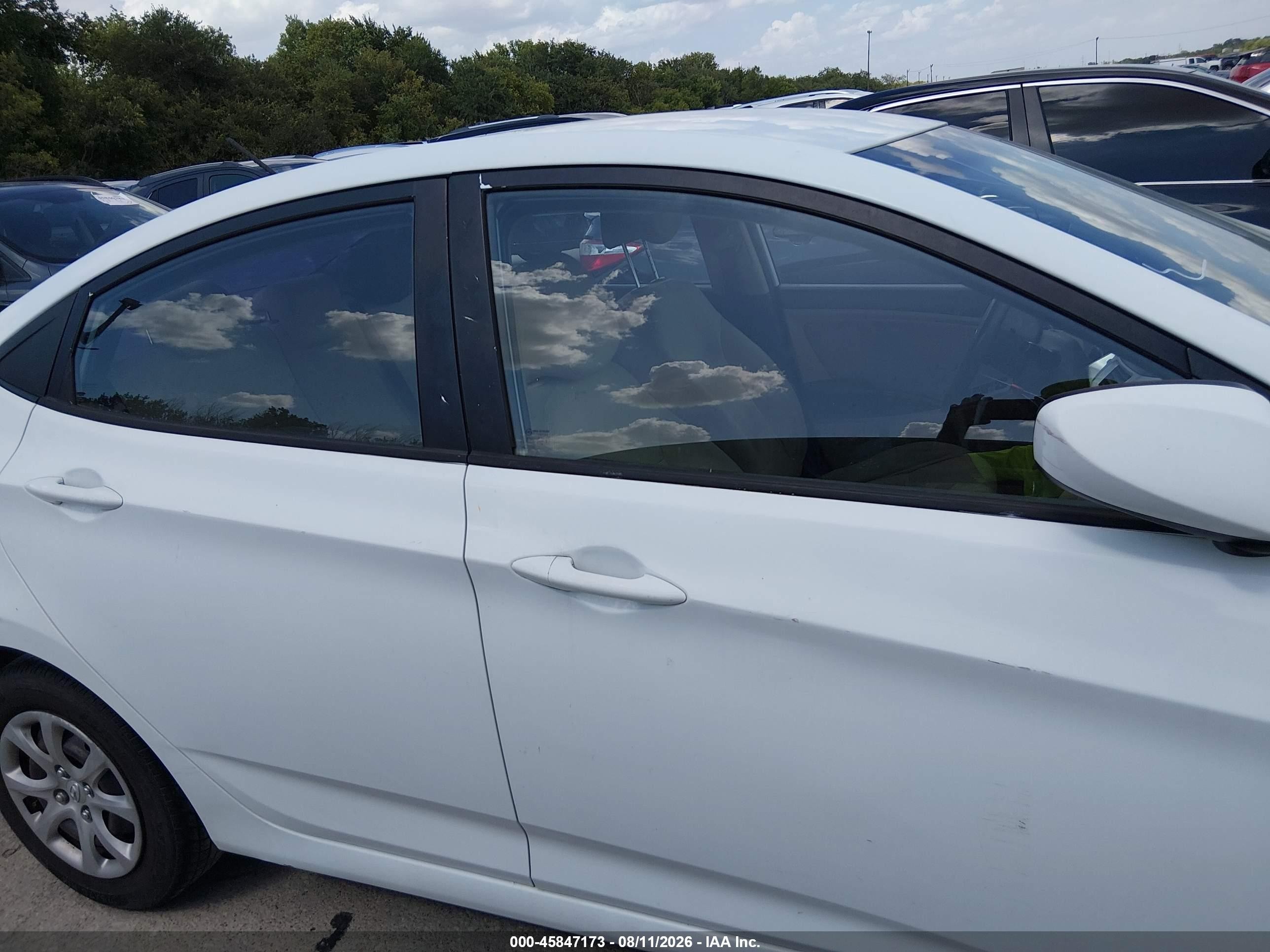2013 Hyundai Accent Gls White vin: KMHCT4AE9DU524067