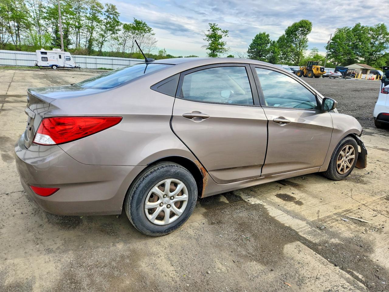 2013 Hyundai Accent Gls Gold vin: KMHCT4AEXDU345391