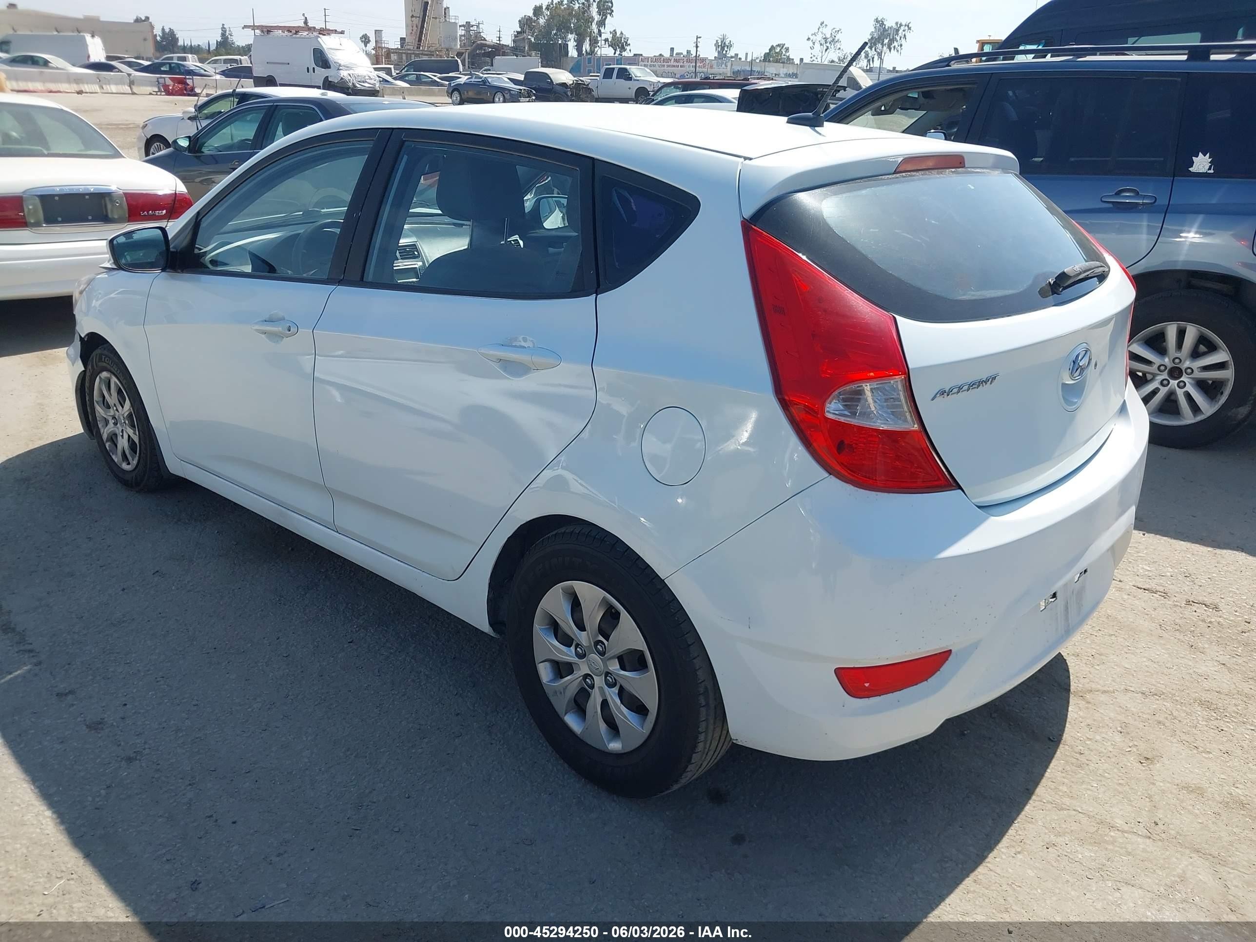 2012 Hyundai Accent Gs White vin: KMHCT5AE0CU056234
