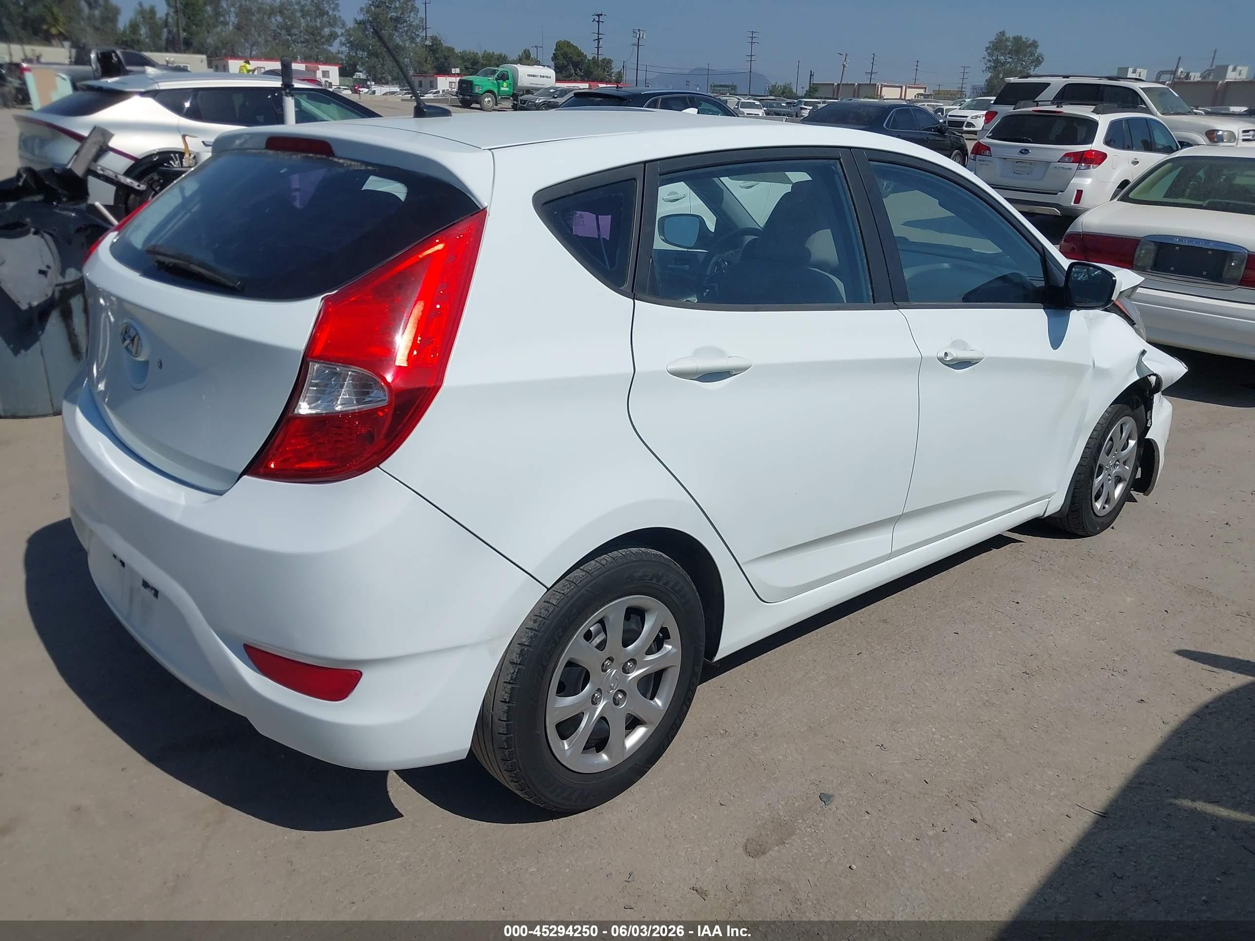 2012 Hyundai Accent Gs White vin: KMHCT5AE0CU056234