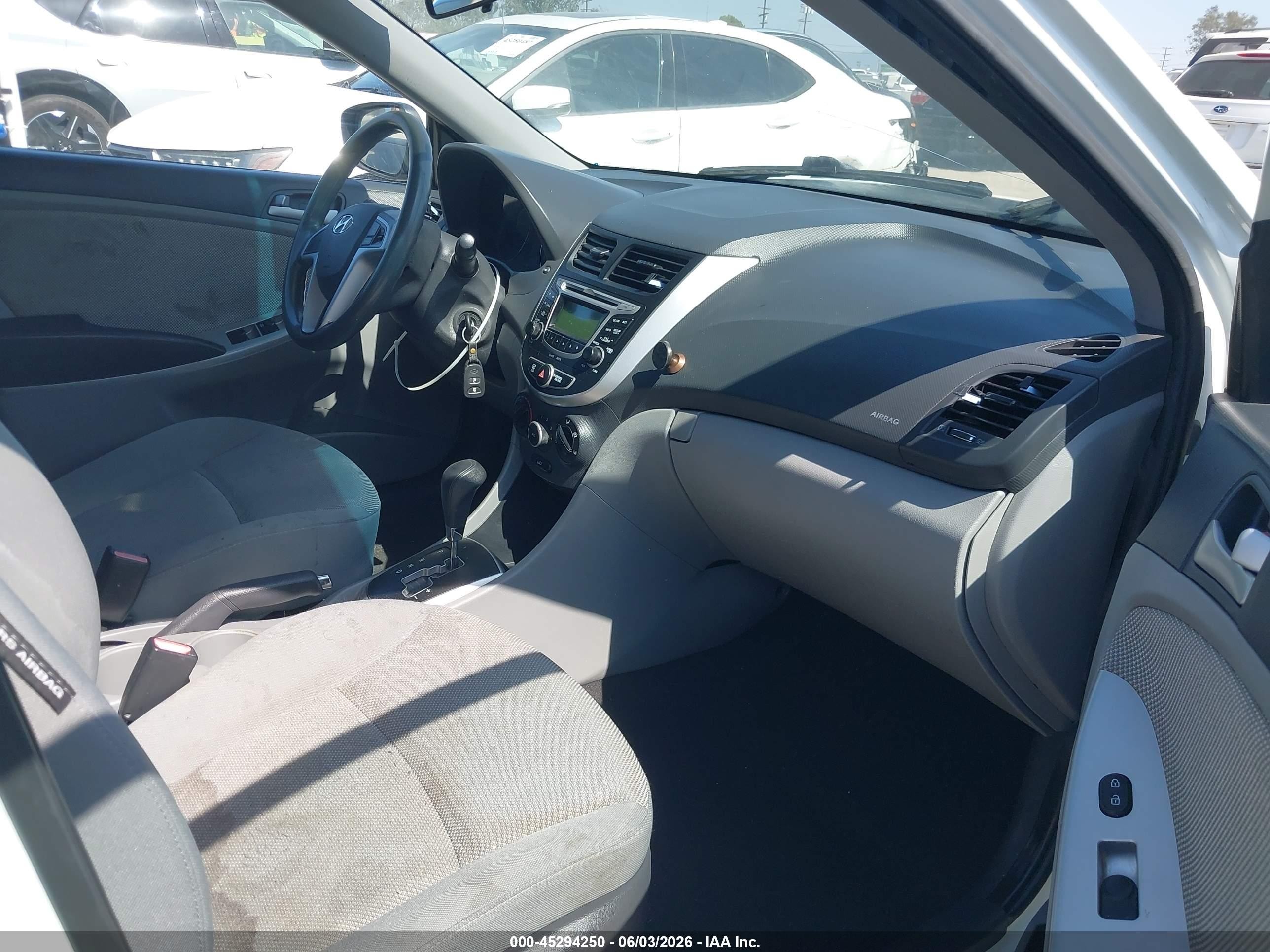 2012 Hyundai Accent Gs White vin: KMHCT5AE0CU056234