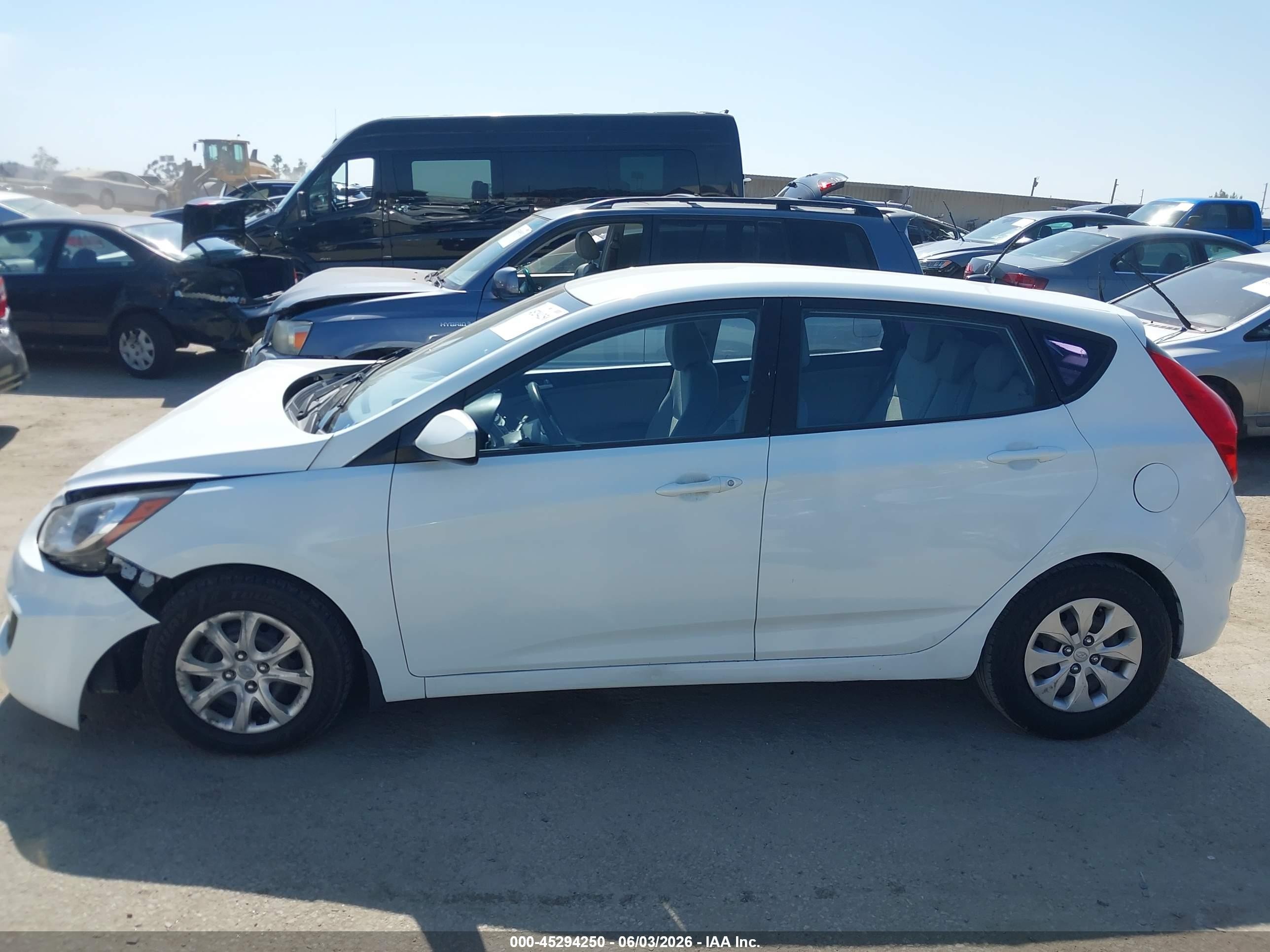 2012 Hyundai Accent Gs White vin: KMHCT5AE0CU056234