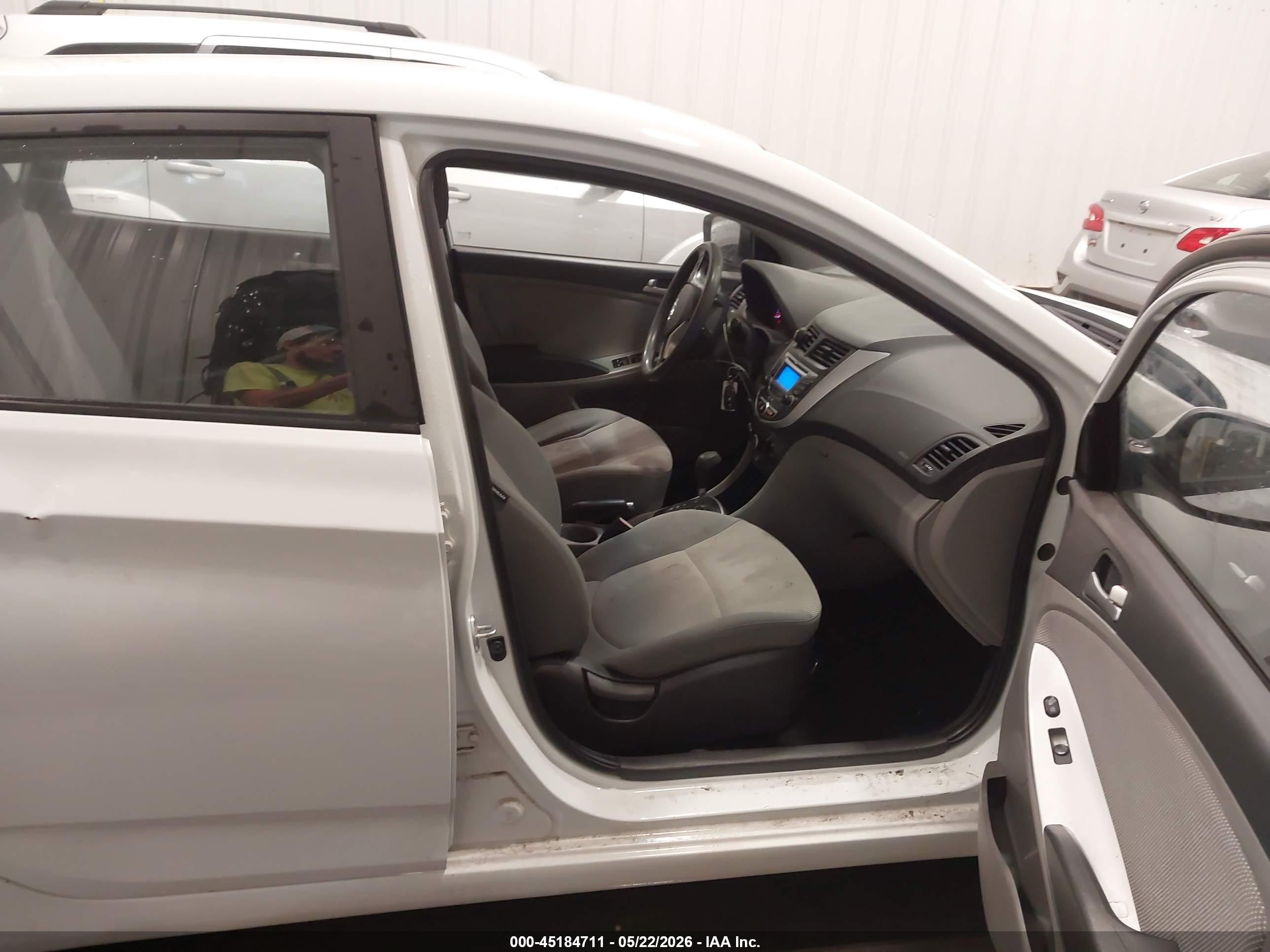 2013 Hyundai Accent Gs White vin: KMHCT5AE0DU102713