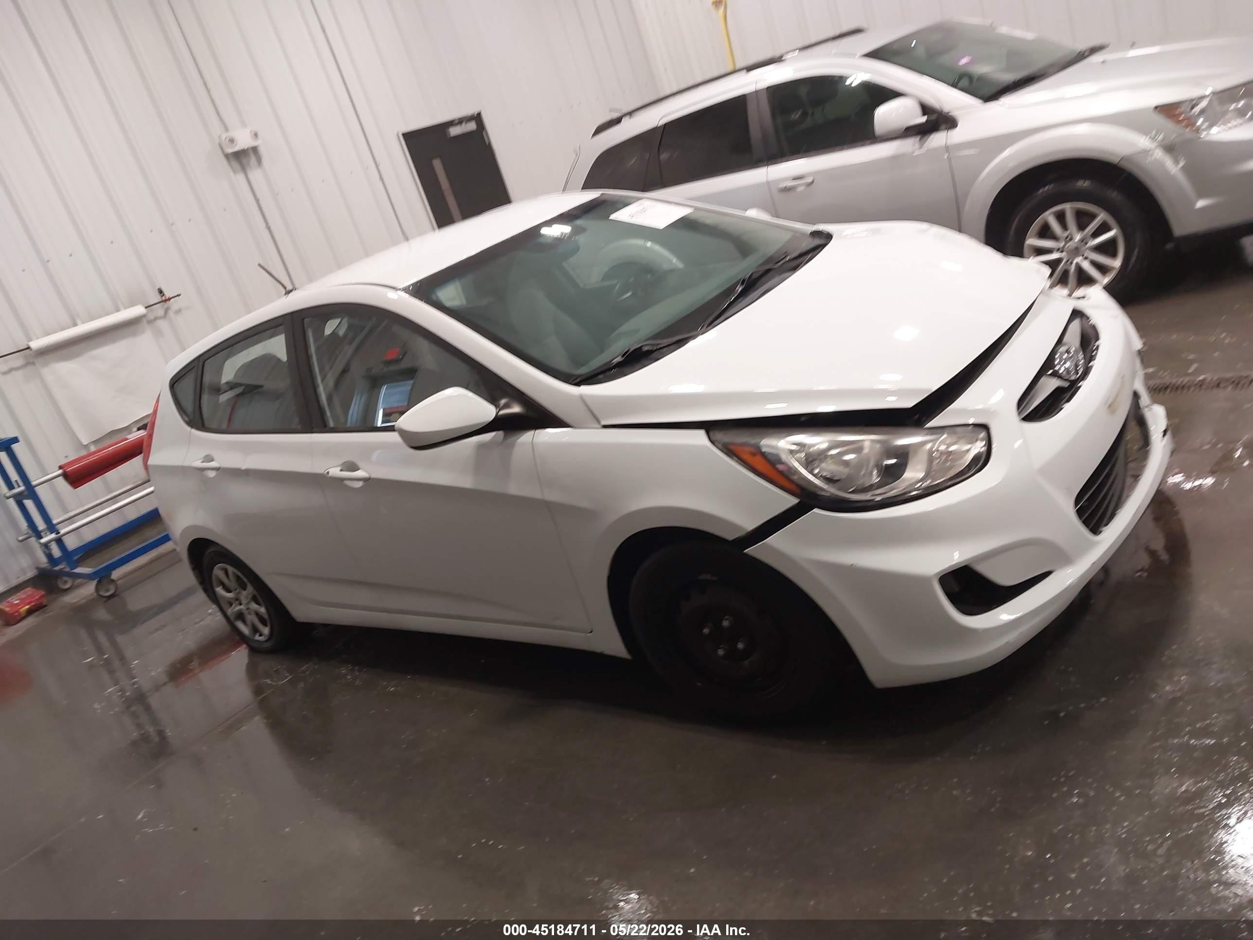 2013 Hyundai Accent Gs White vin: KMHCT5AE0DU102713