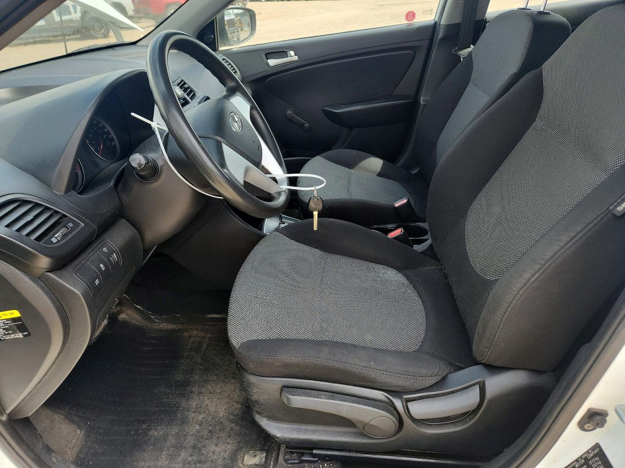 2012 Hyundai Accent Gs White vin: KMHCT5AE1CU014624
