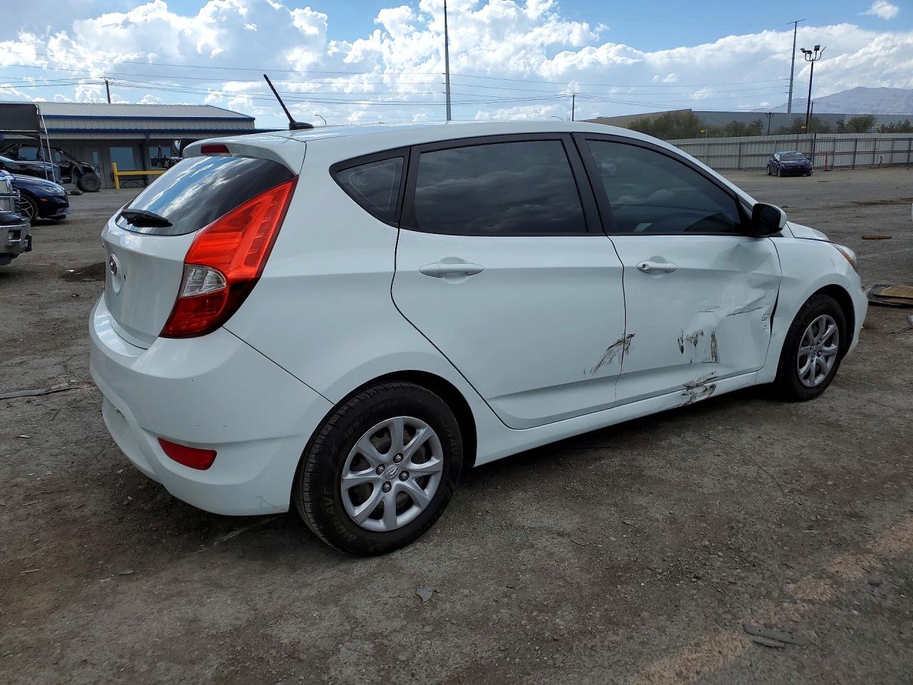 2013 Hyundai Accent Gs Белый vin: KMHCT5AE1DU066787