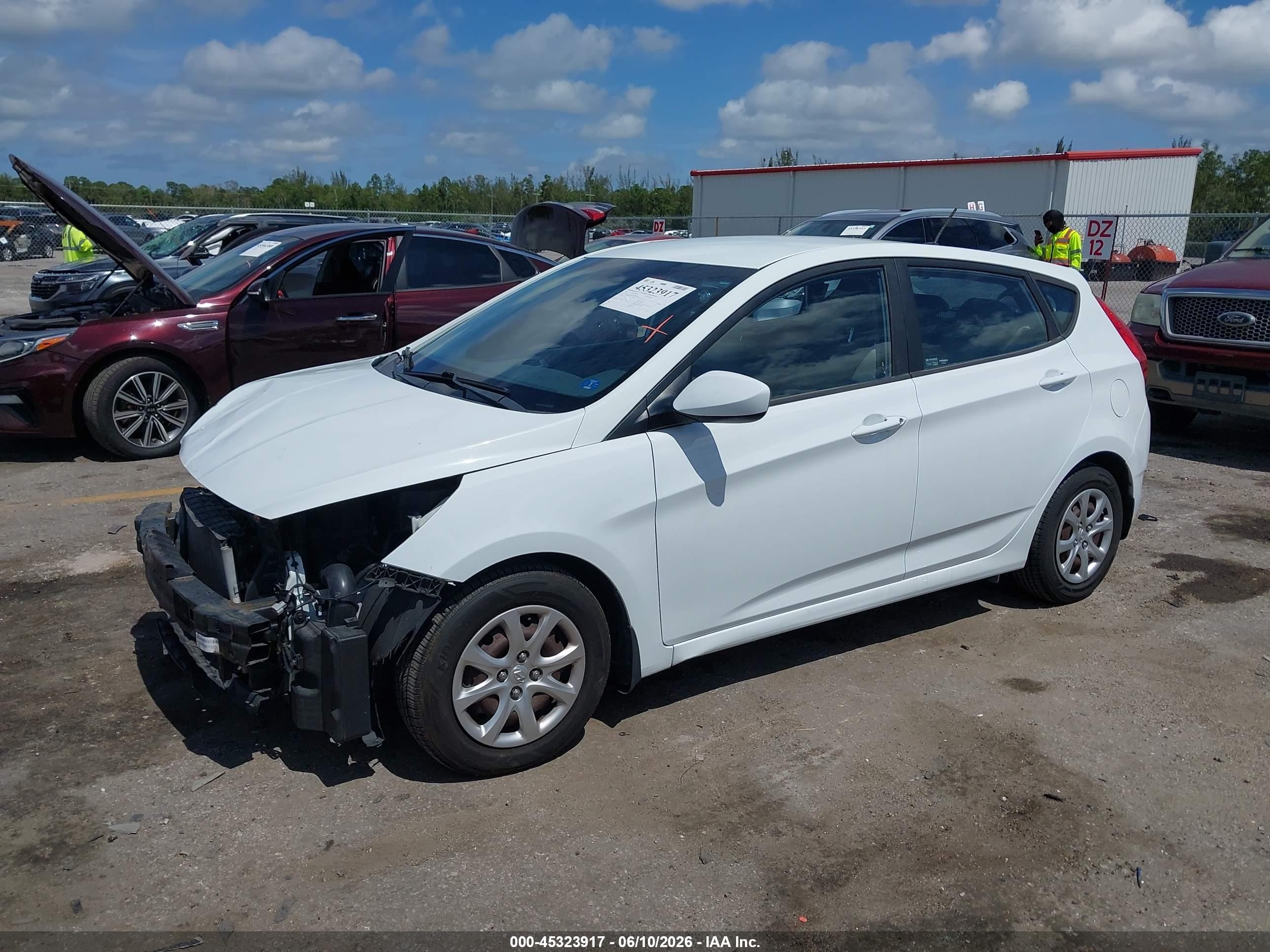 2013 Hyundai Accent Gs White vin: KMHCT5AE1DU127376