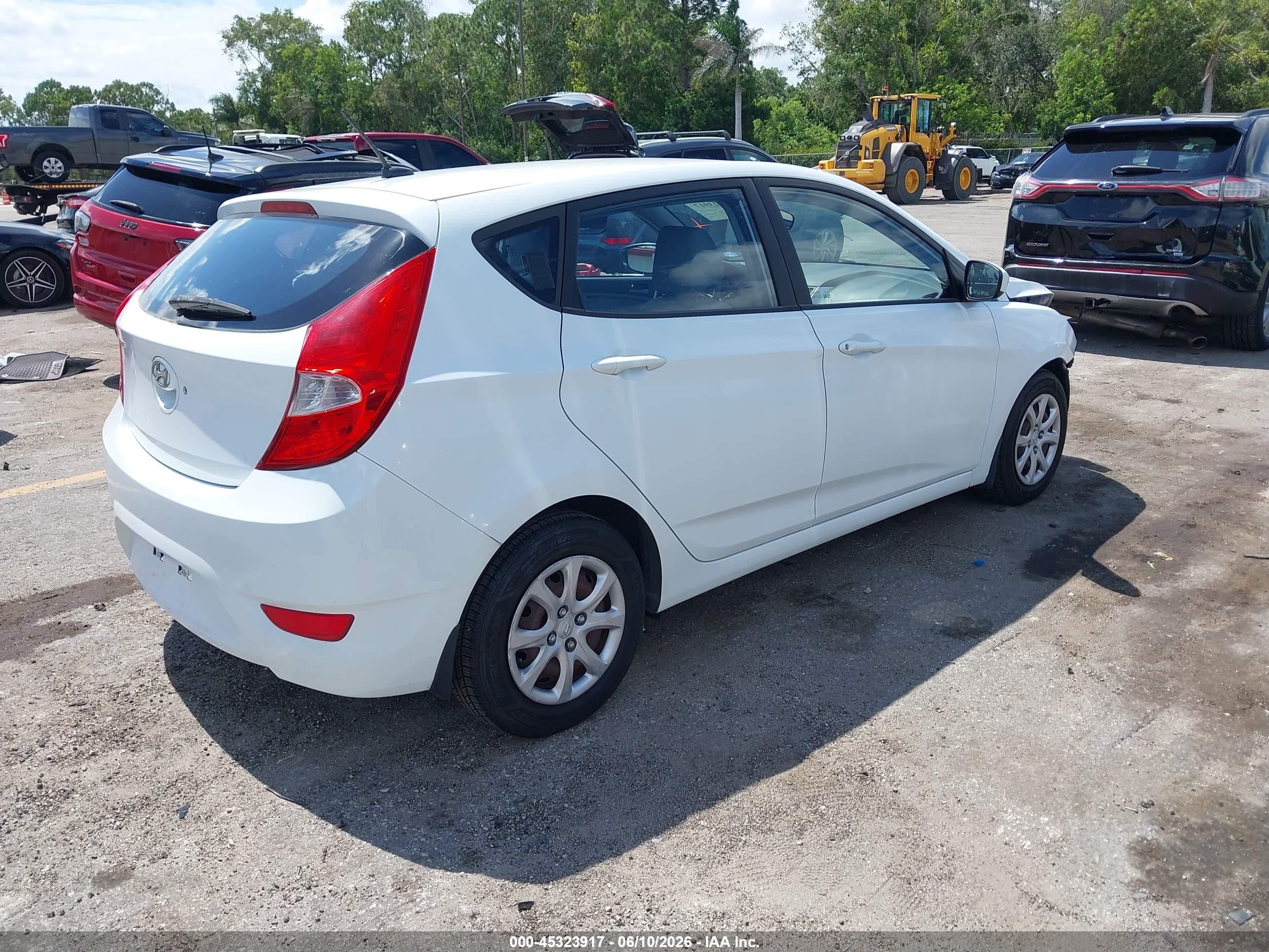 2013 Hyundai Accent Gs White vin: KMHCT5AE1DU127376