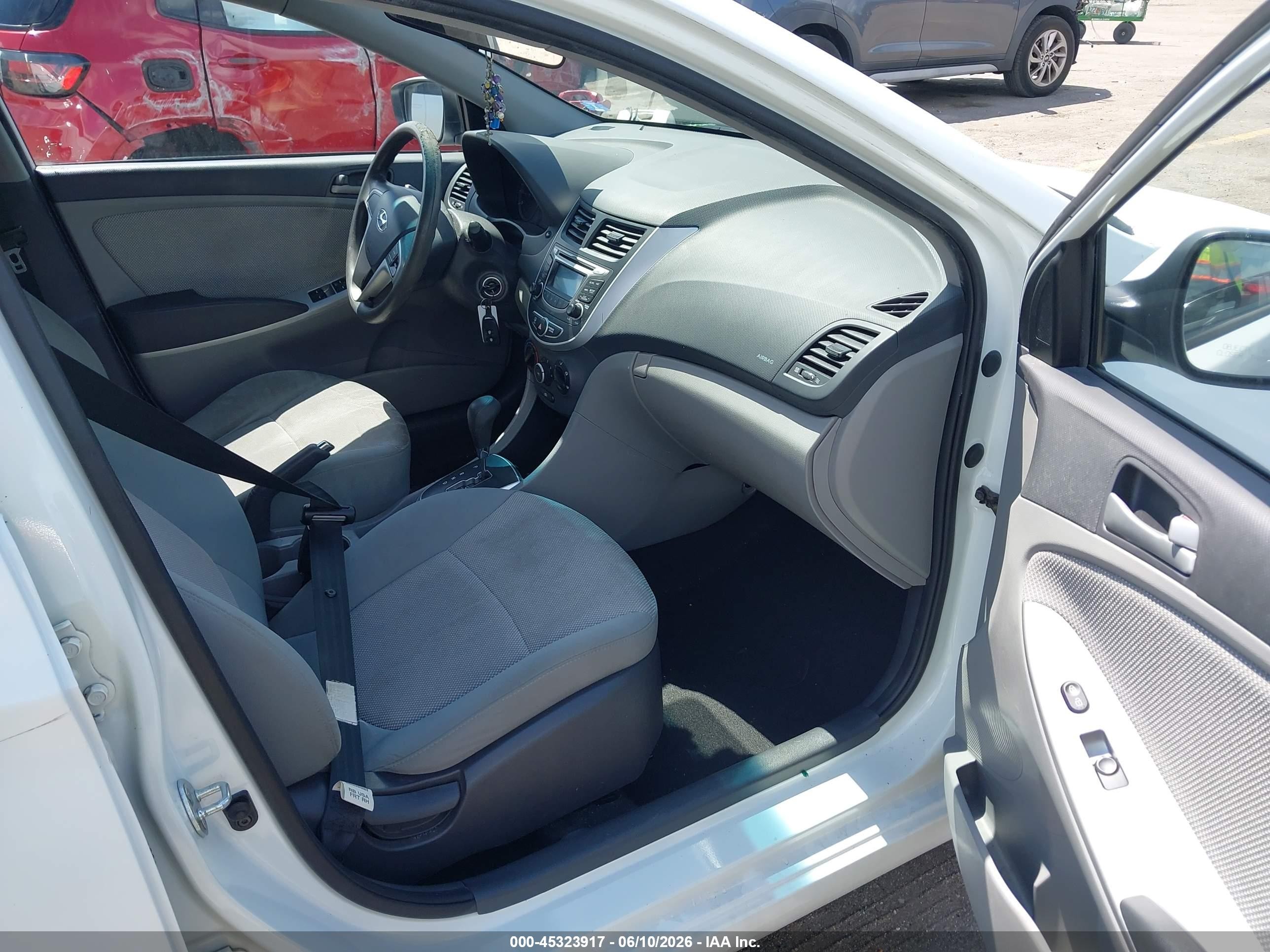 2013 Hyundai Accent Gs White vin: KMHCT5AE1DU127376