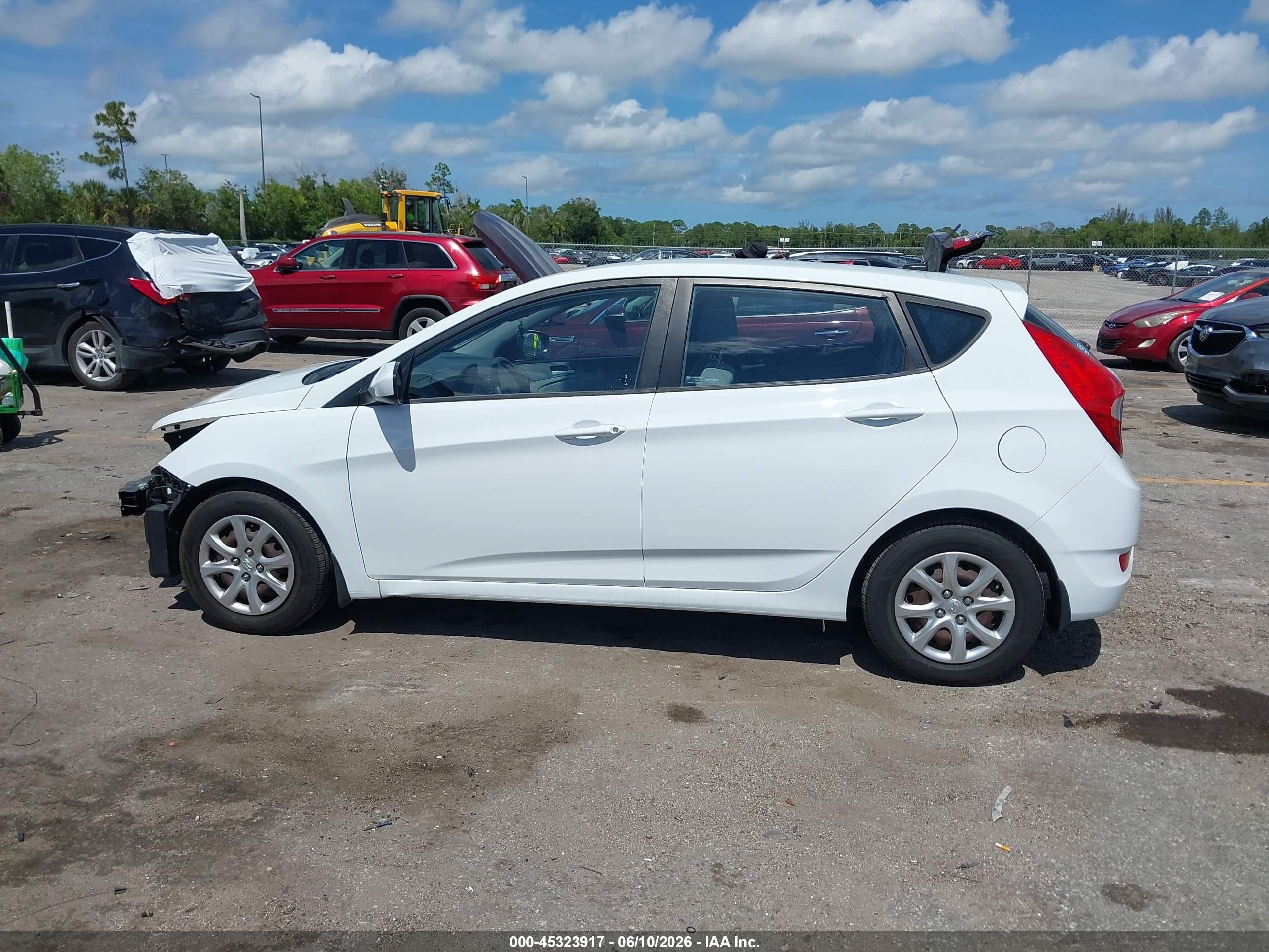 2013 Hyundai Accent Gs White vin: KMHCT5AE1DU127376