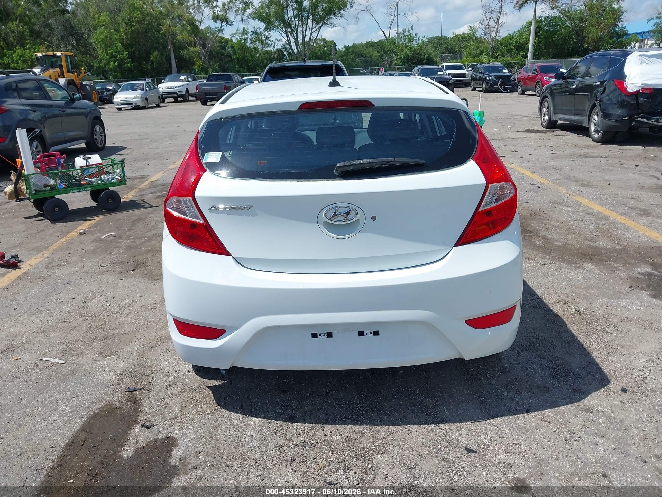2013 Hyundai Accent Gs White vin: KMHCT5AE1DU127376