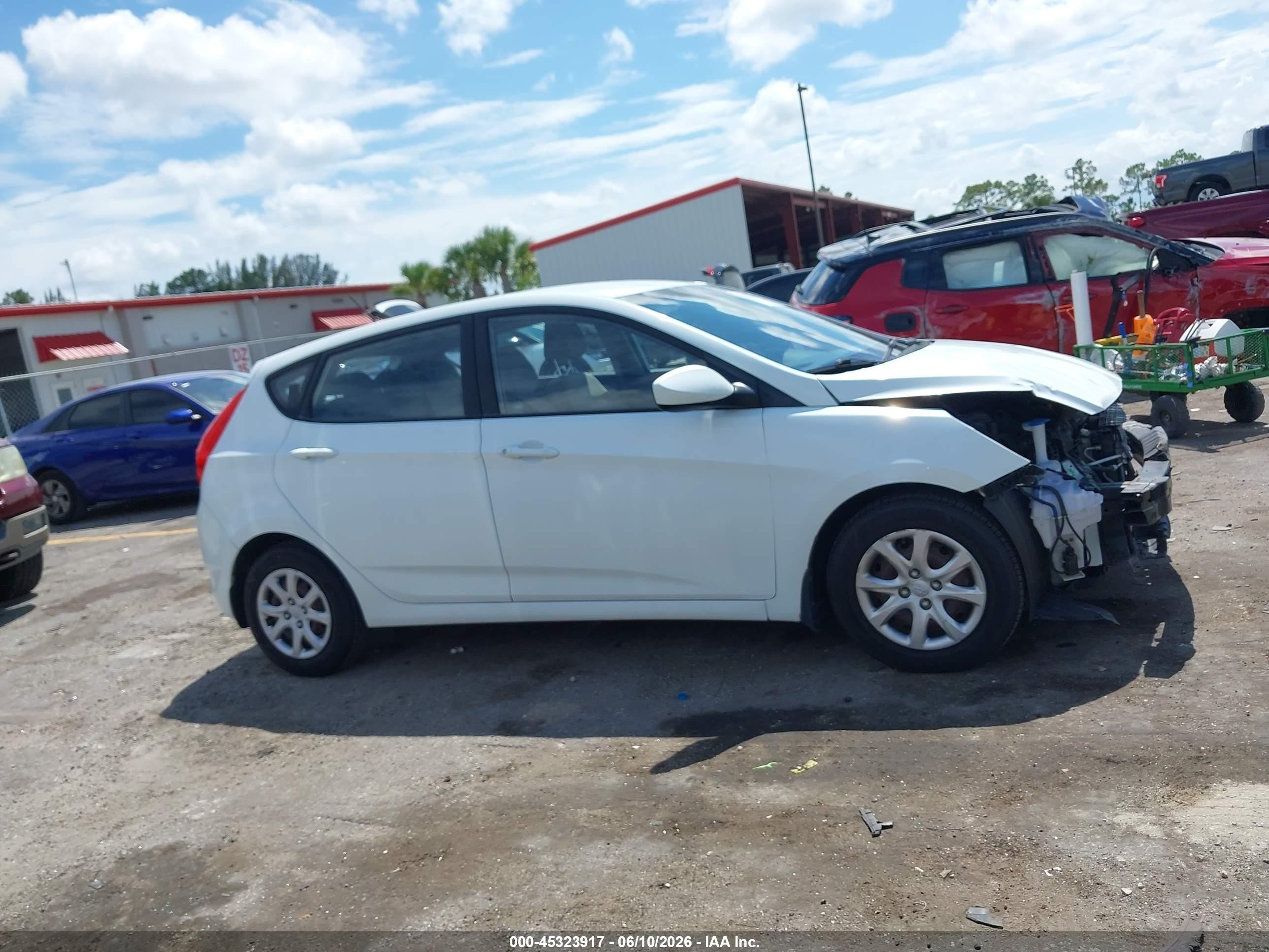 2013 Hyundai Accent Gs White vin: KMHCT5AE1DU127376