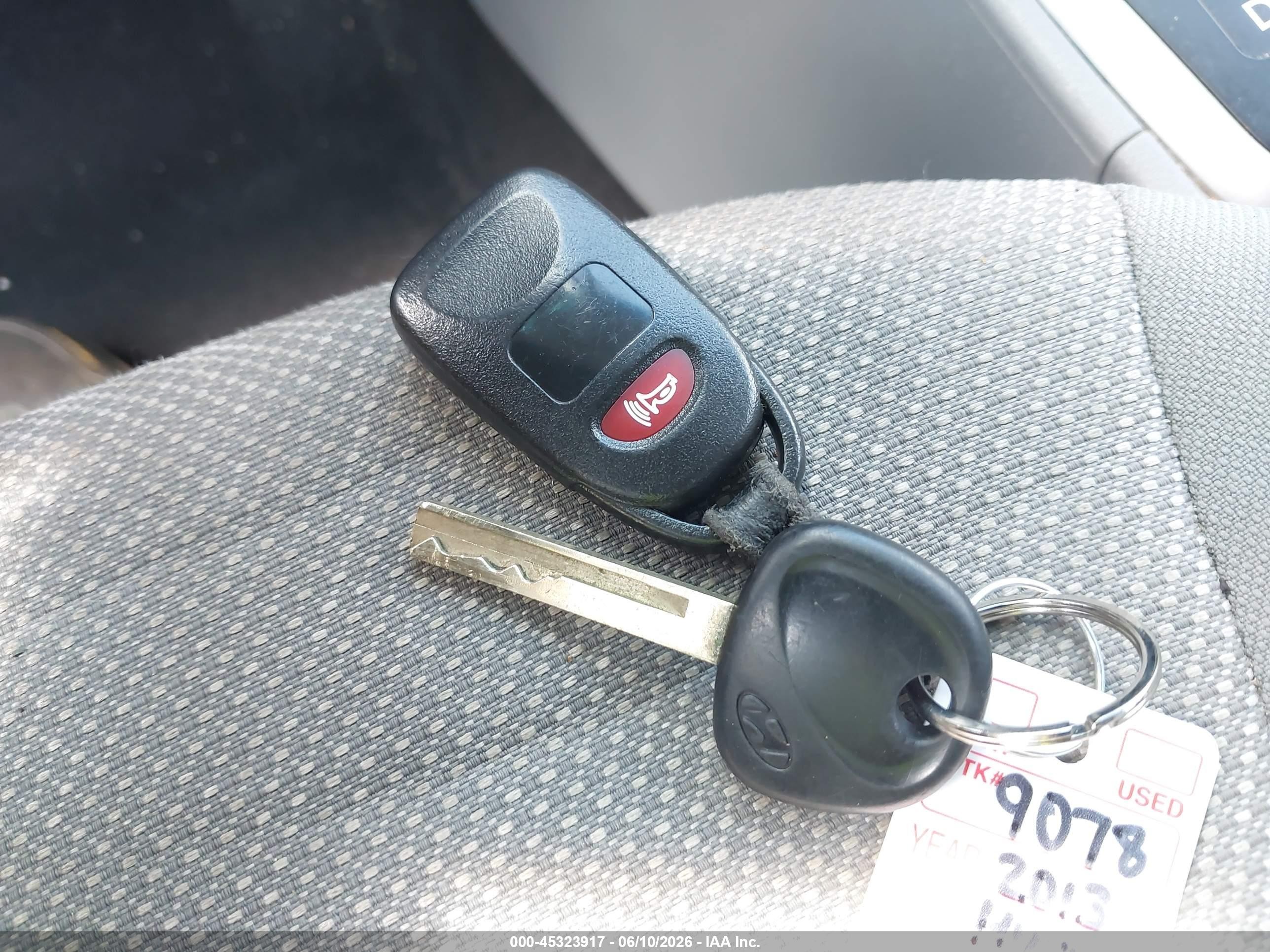 2013 Hyundai Accent Gs White vin: KMHCT5AE1DU127376