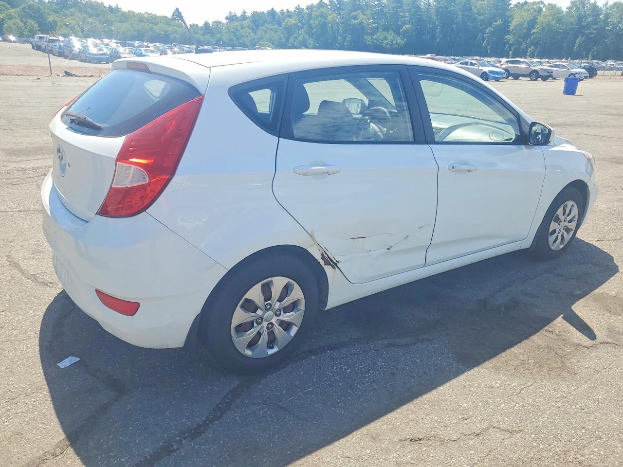 2015 Hyundai Accent White vin: KMHCT5AE1FU233393