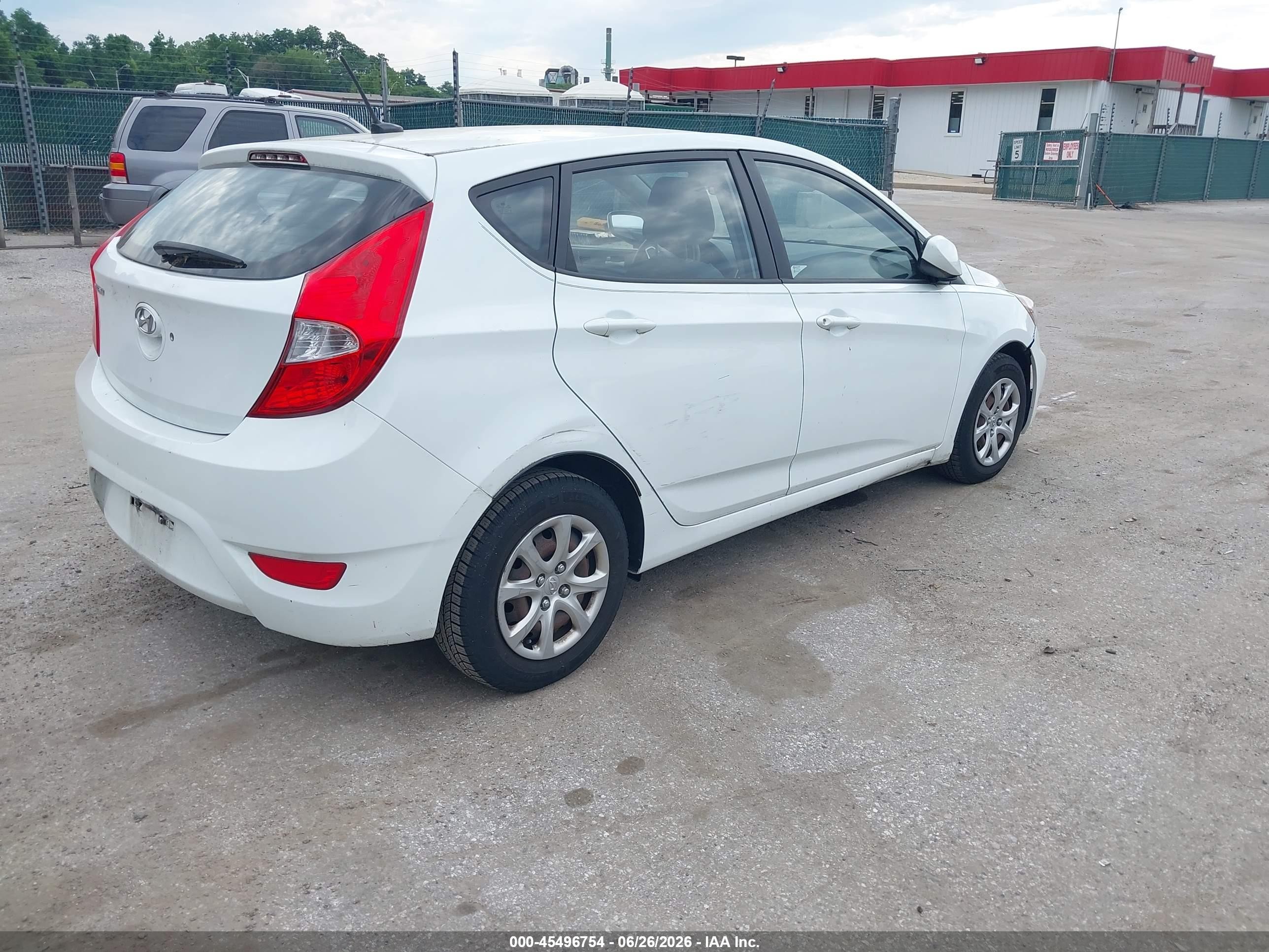 2012 Hyundai Accent Gs White vin: KMHCT5AE2CU007925