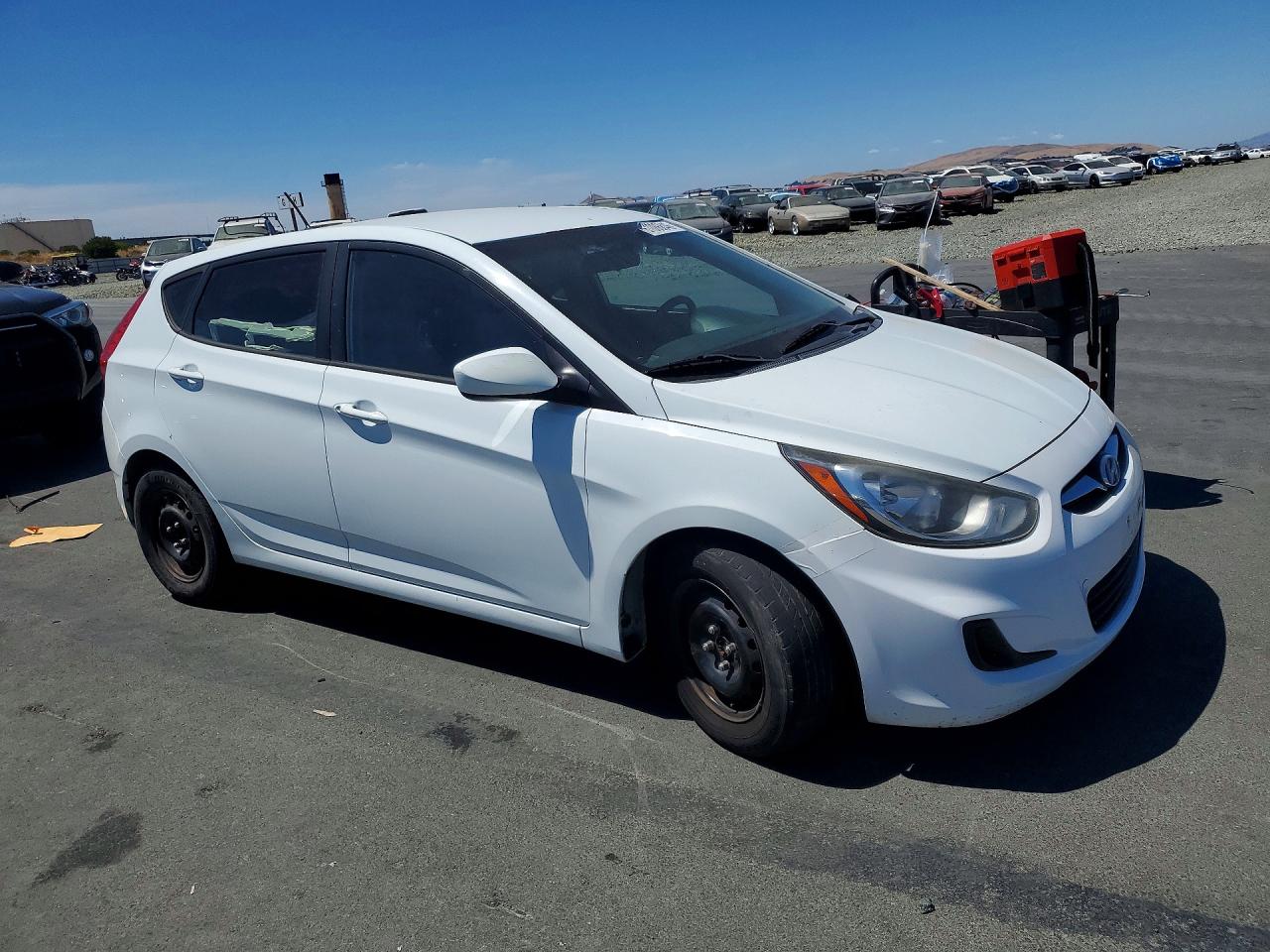 2013 Hyundai Accent Gs White vin: KMHCT5AE2DU138189