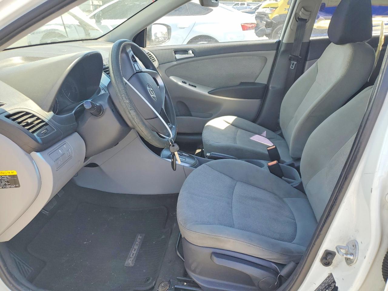 2013 Hyundai Accent Gs White vin: KMHCT5AE2DU138189
