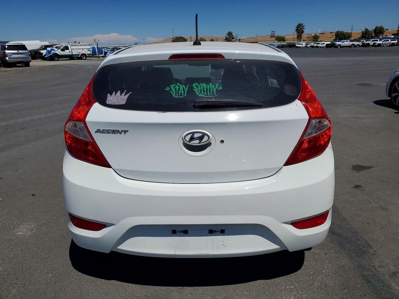 2013 Hyundai Accent Gs White vin: KMHCT5AE2DU138189