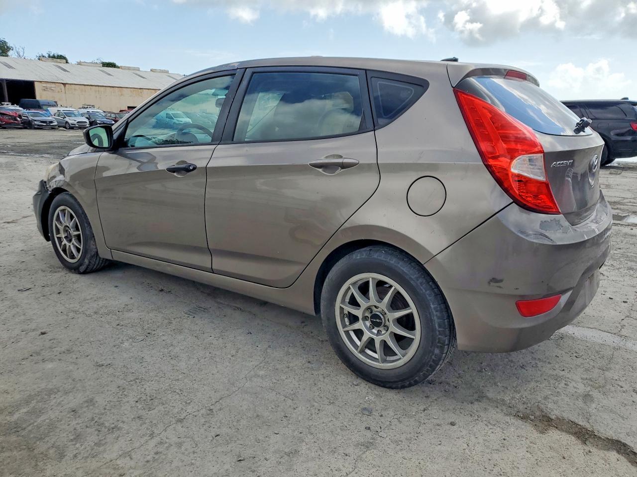 2013 Hyundai Accent Gs Tan vin: KMHCT5AE3DU138721