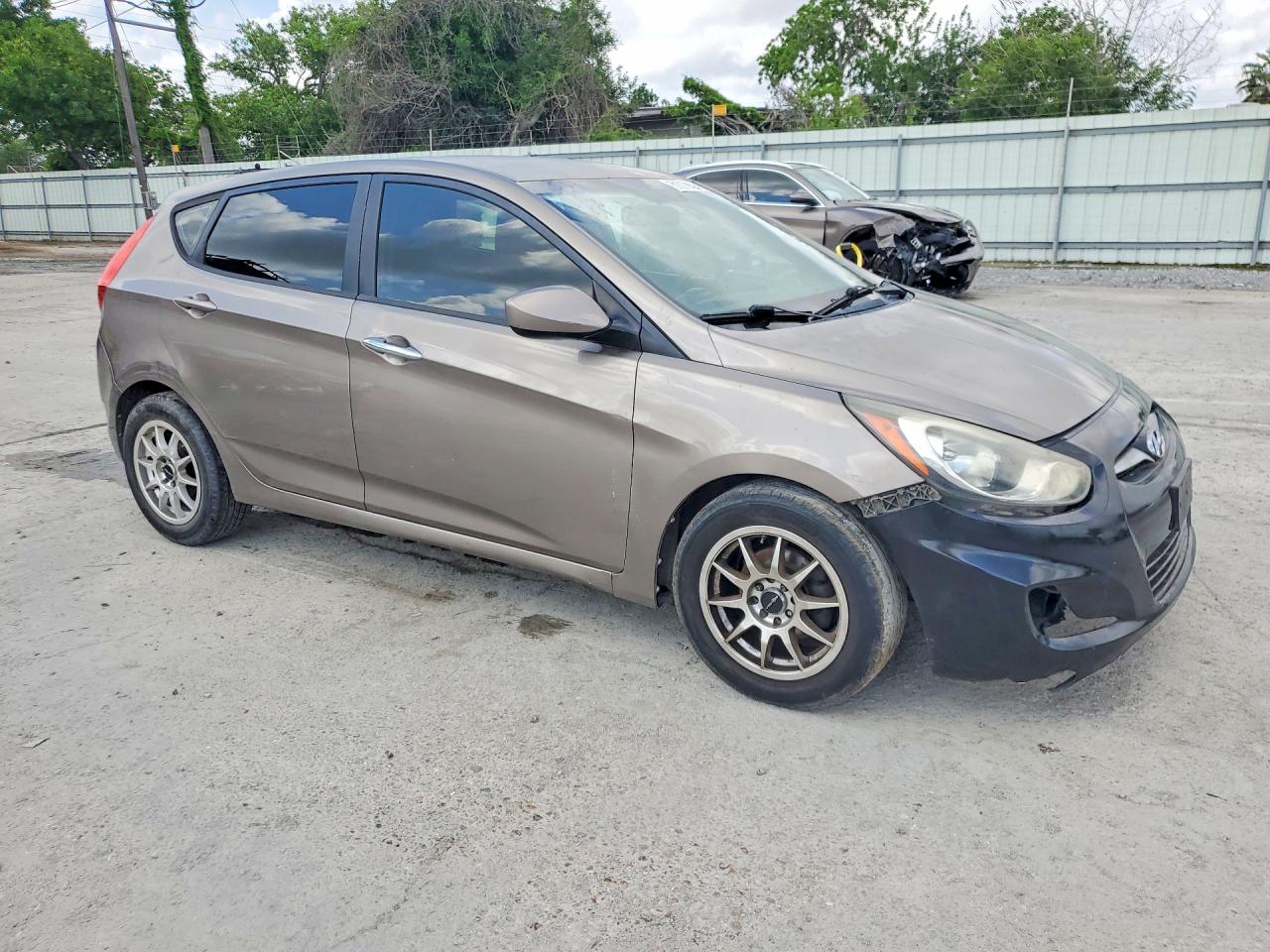 2013 Hyundai Accent Gs Tan vin: KMHCT5AE3DU138721