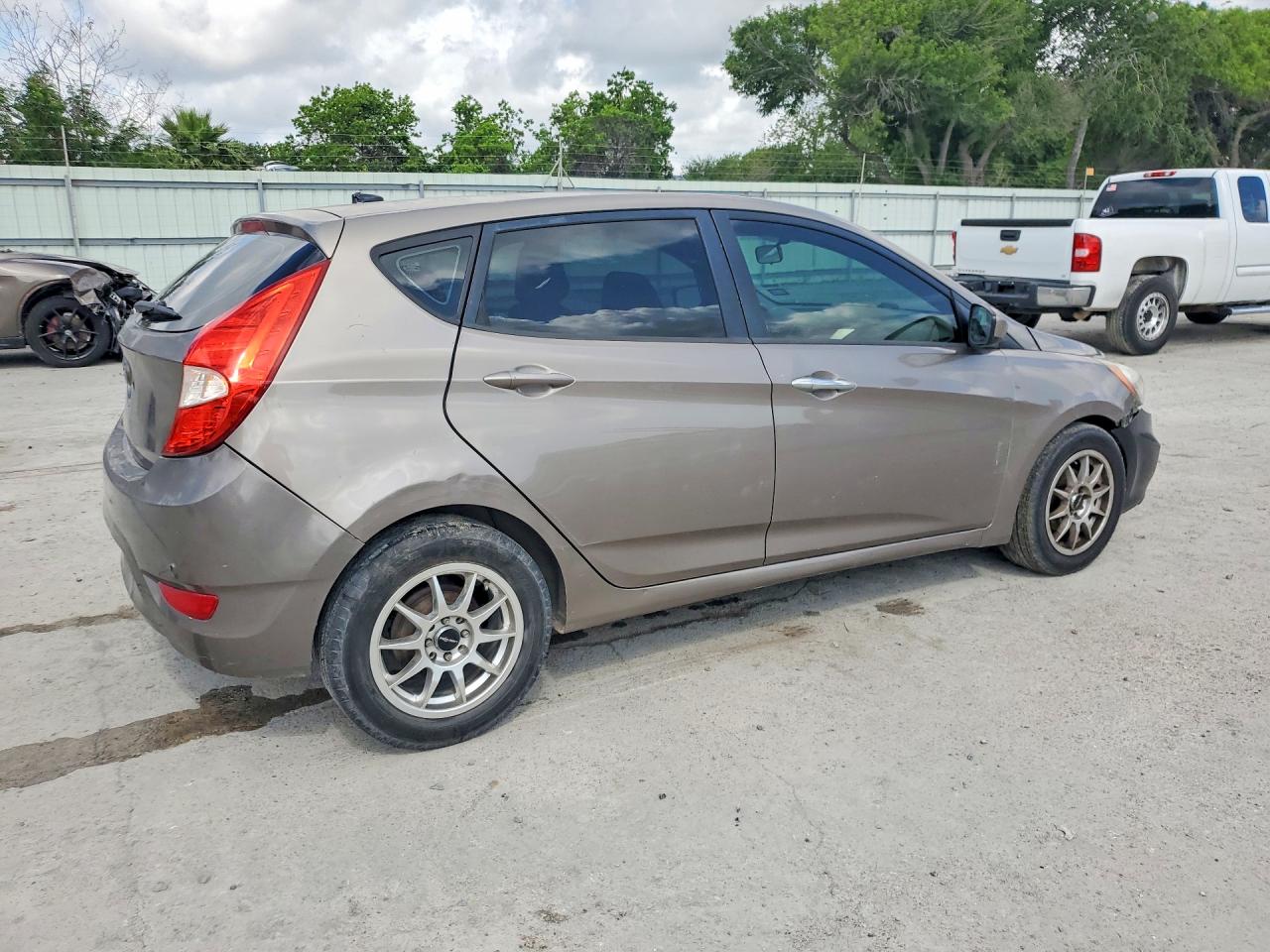 2013 Hyundai Accent Gs Tan vin: KMHCT5AE3DU138721