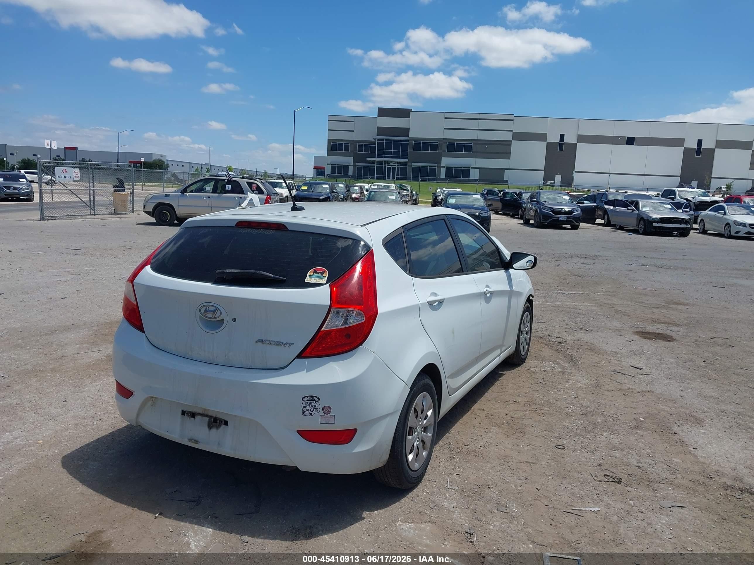 2015 Hyundai Accent Gs White vin: KMHCT5AE3FU217793